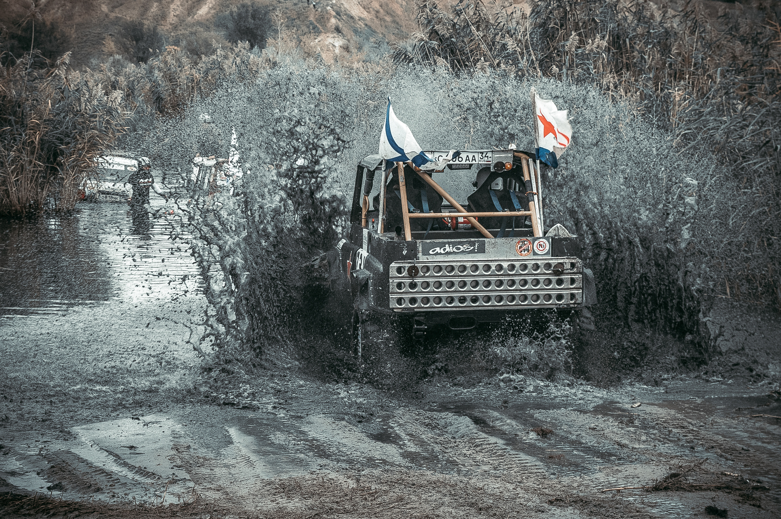 Гоночный автомобиль влетает в воду на большой скорости на "Генералах песчаных карьеров"