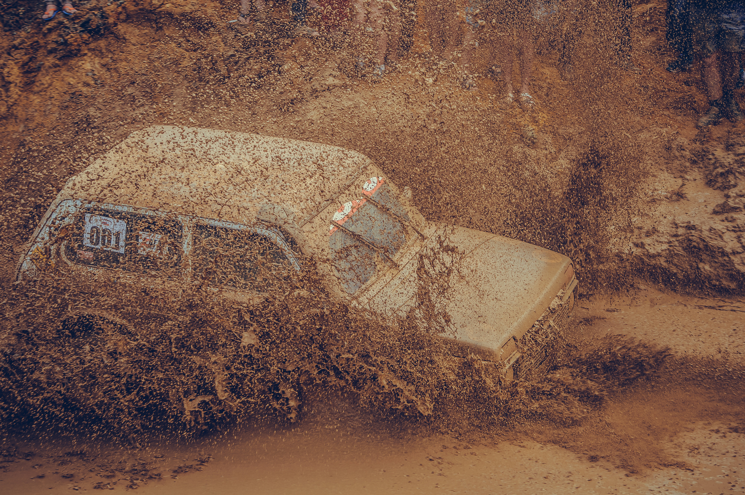 Нива влетает в грязь на соревнованиях "Генералы песчаных карьеров"