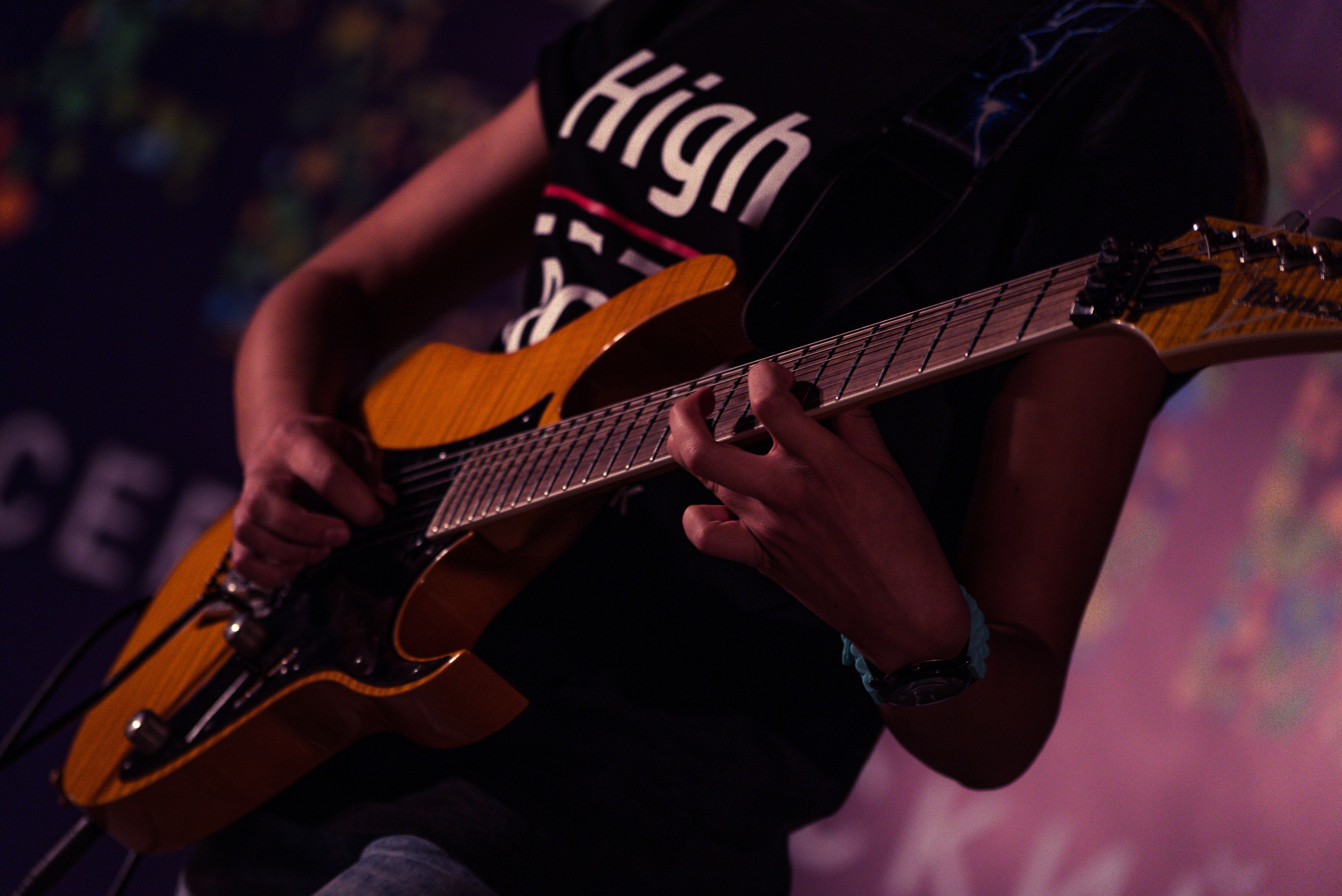 Руки гитаристки, играющей на гитаре