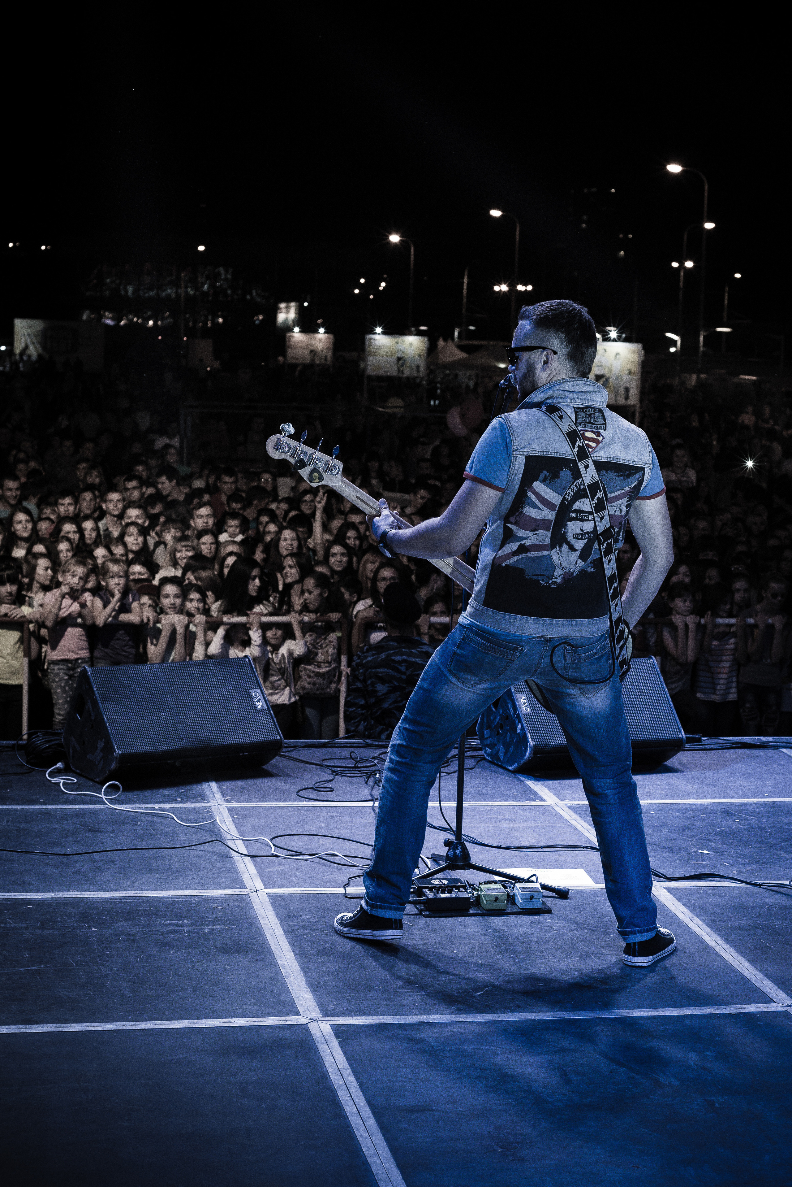 Гитарист группы Staffles на сцене