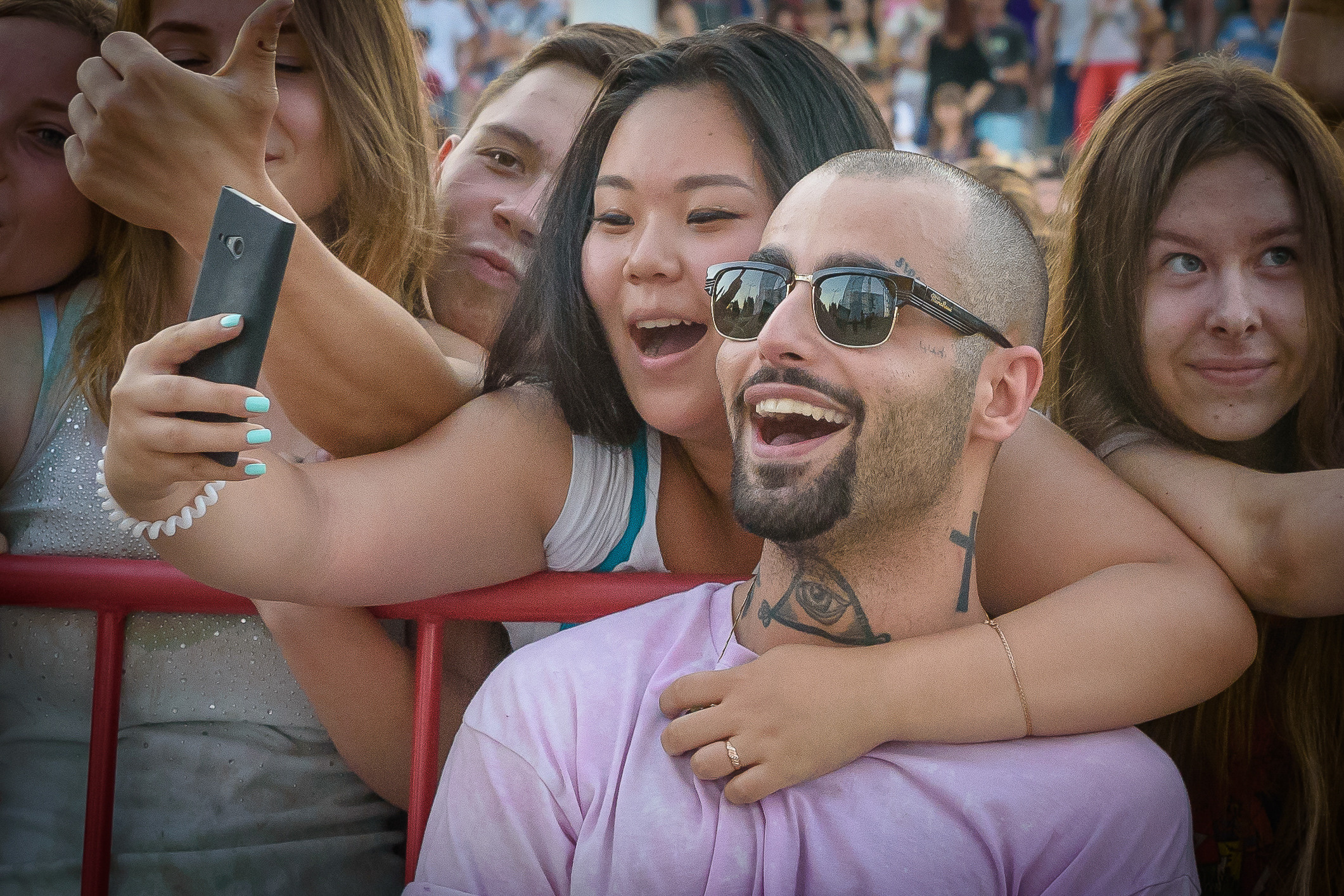 Диджей делает селфи с девушкой в толпе зрителей