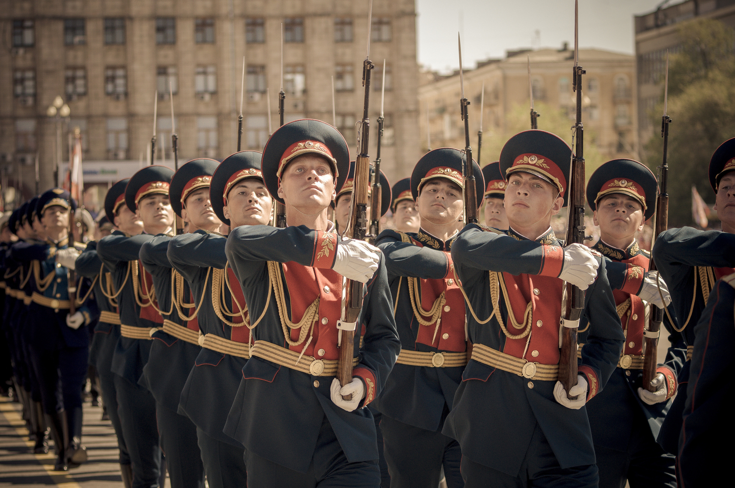 Колонна роты почётного караула на параде в честь Дня победы
