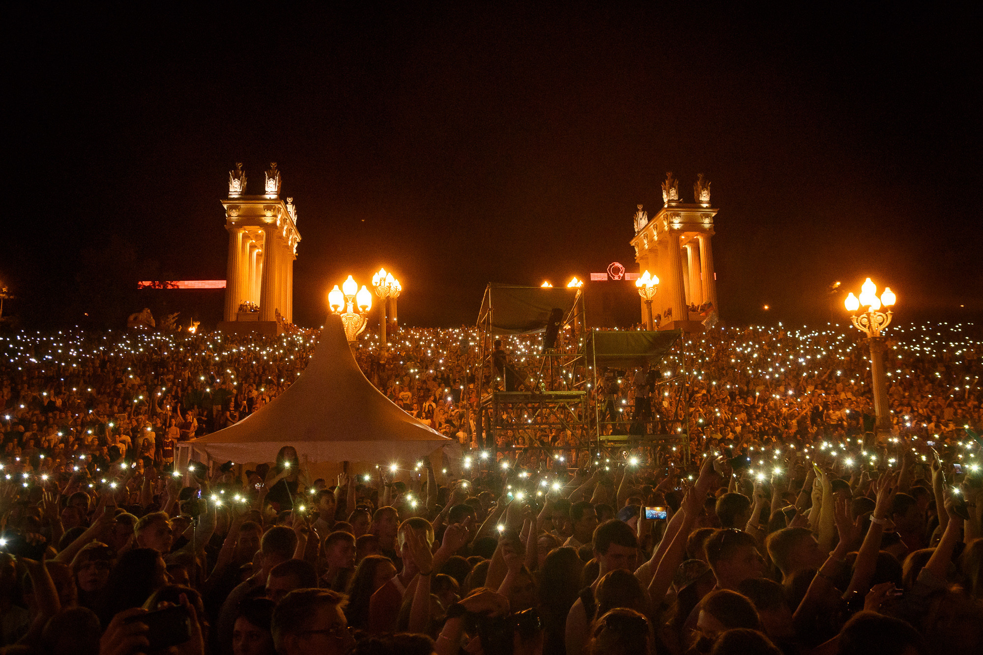 Набережная Волгограда, заполненная зрителями на концерте