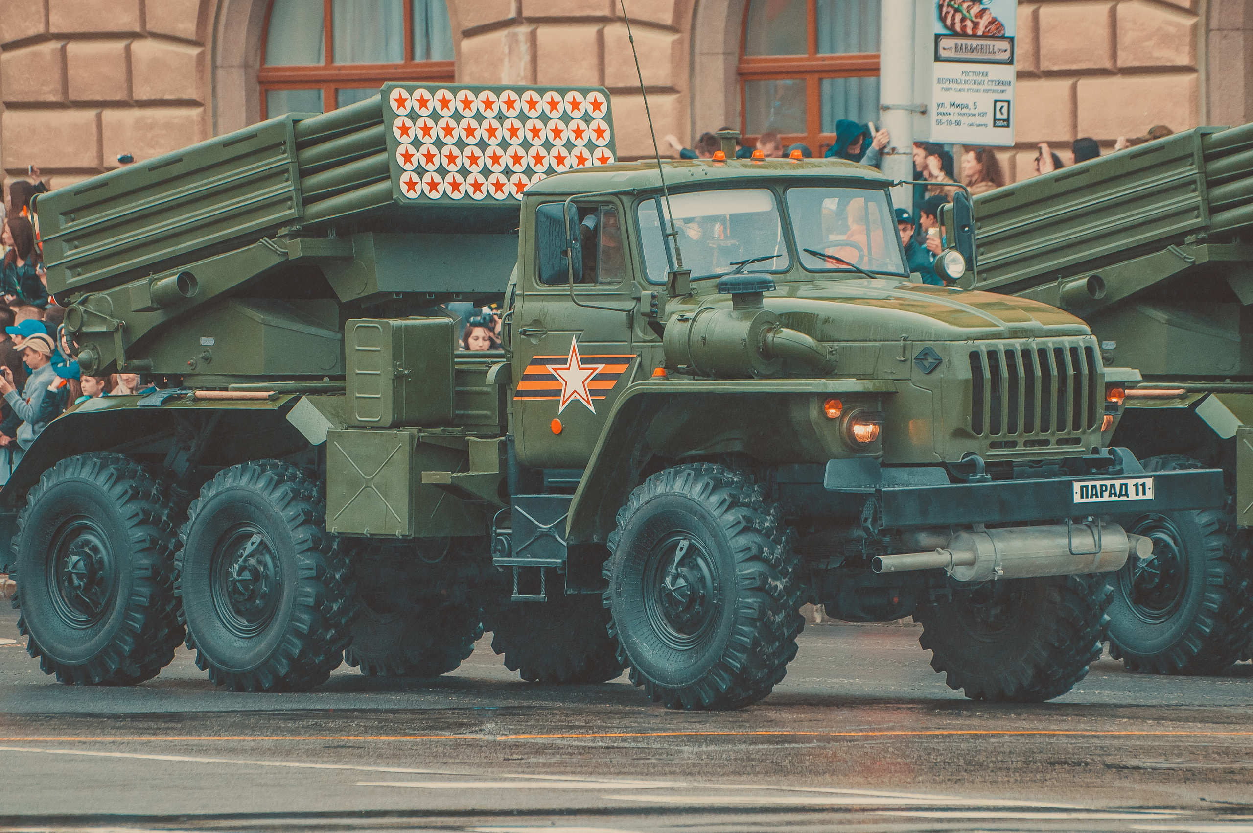 Военная техника во время проезда на параде в Волгограде в честь 9 мая