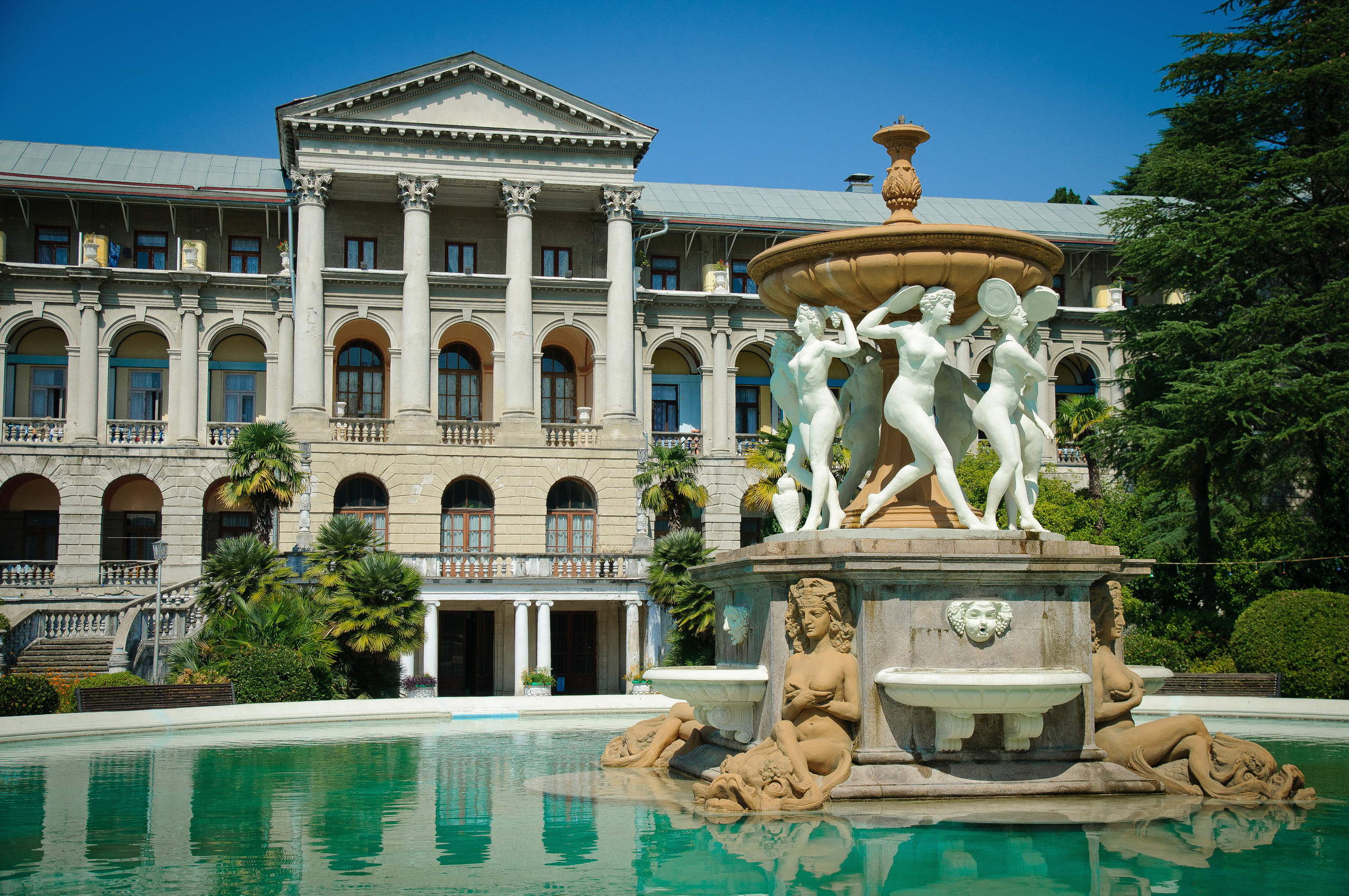 Фонтан на территории санатория Орджоникидзе в Сочи