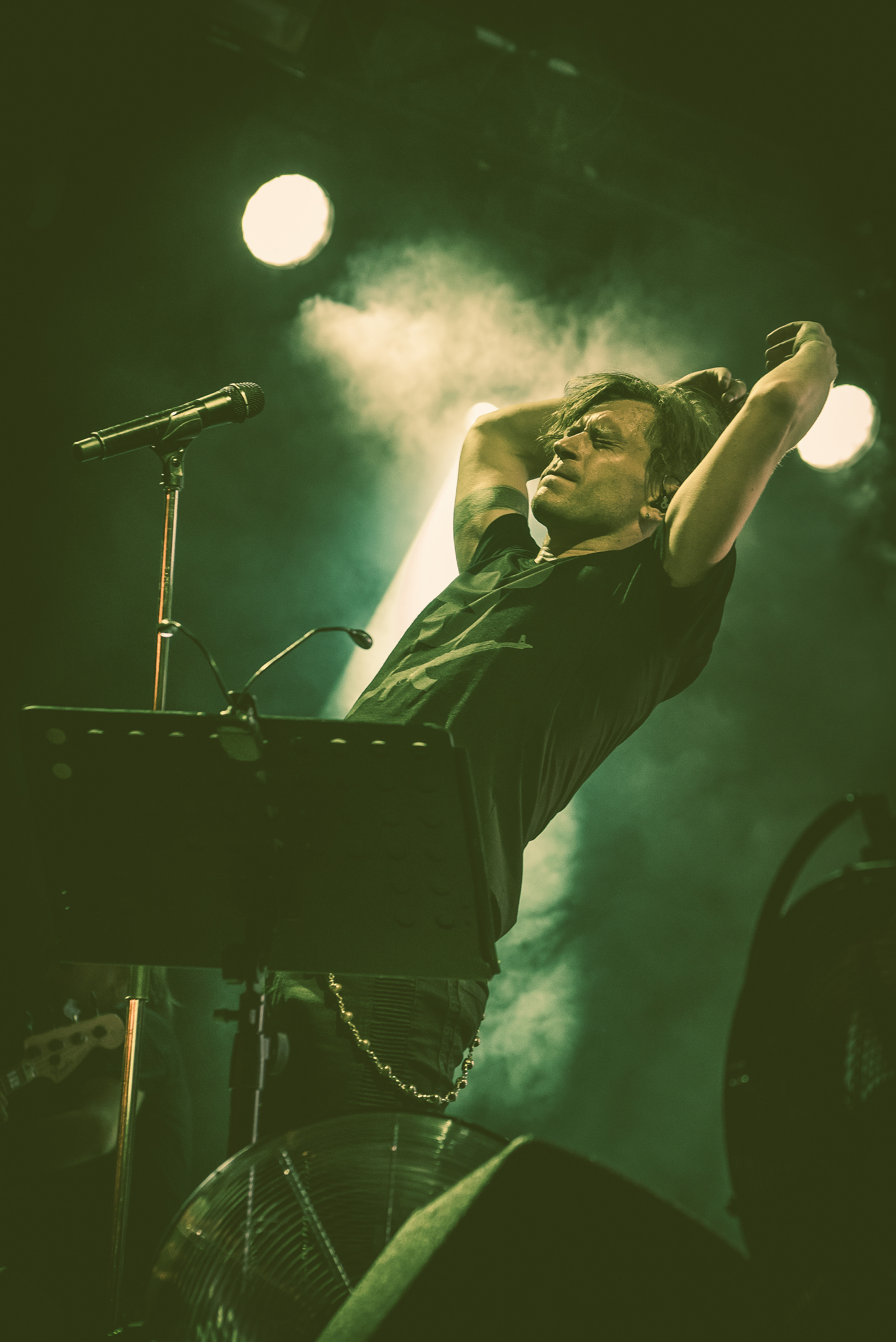 Лёва Би-2 в луче света на концерте