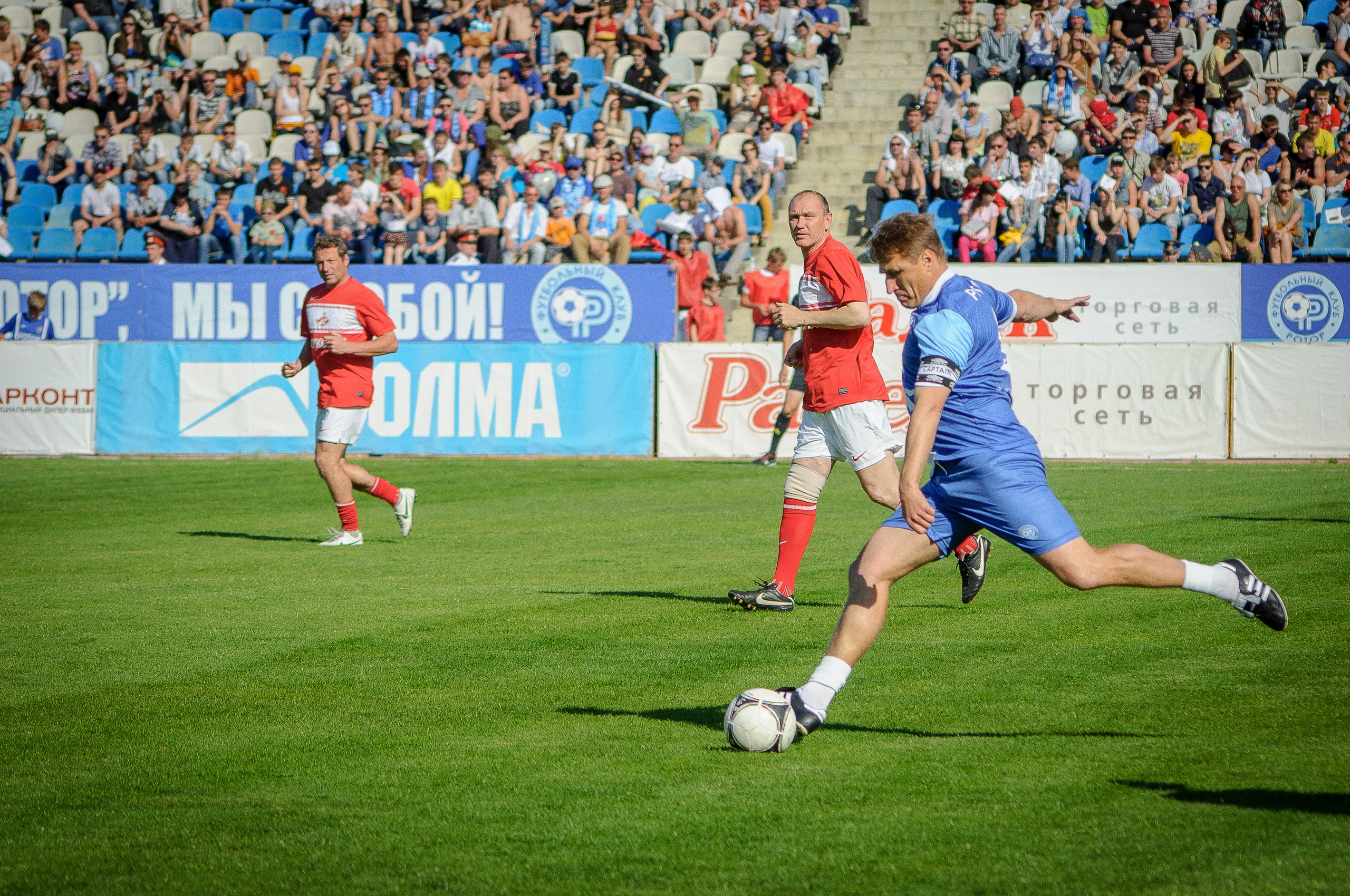 Олег Веретенников замахивается для удара в матче