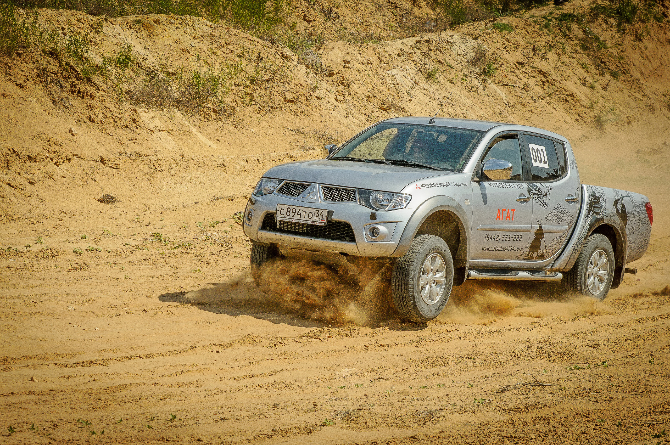 Автомобиль в прыжке