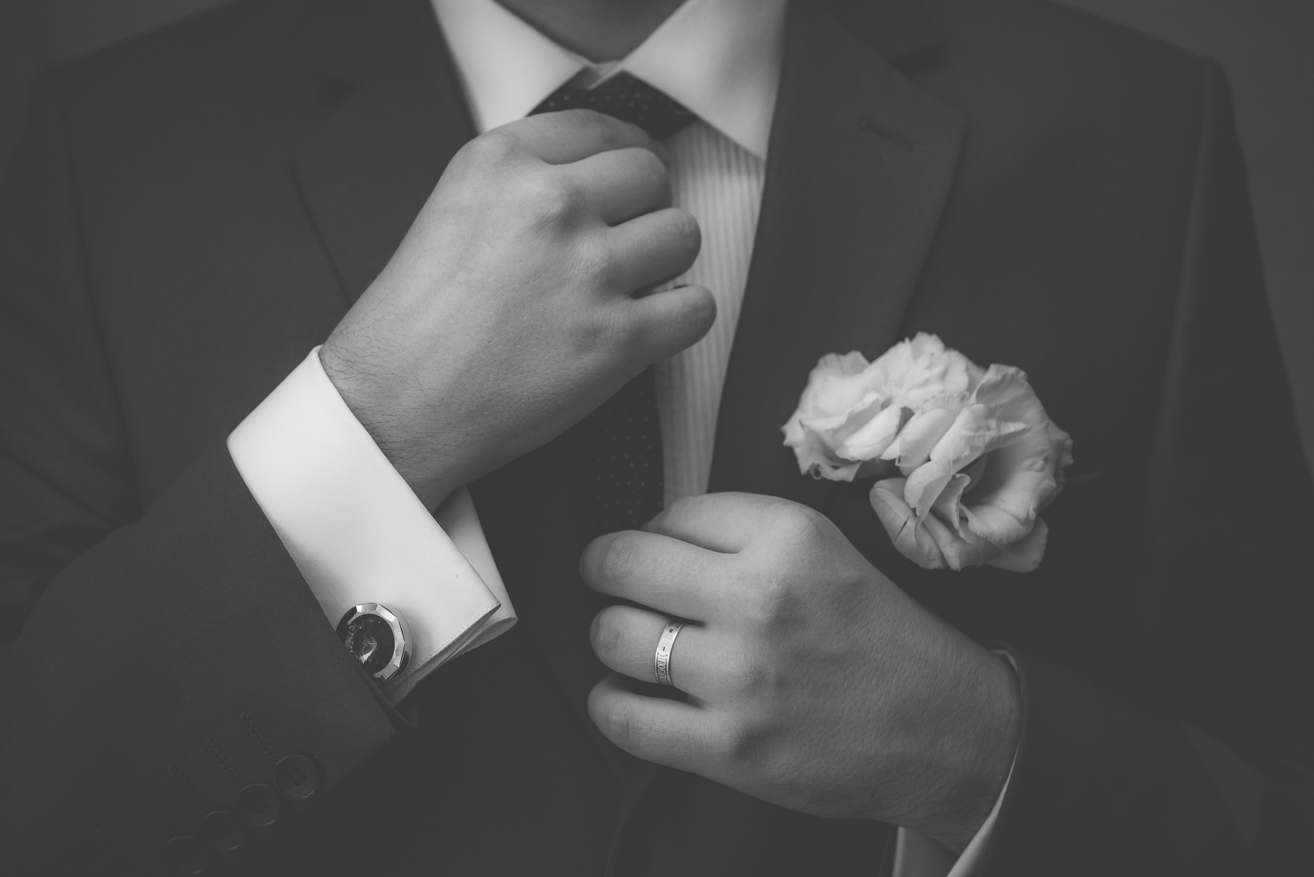 Мужчина поправляет свой галстук