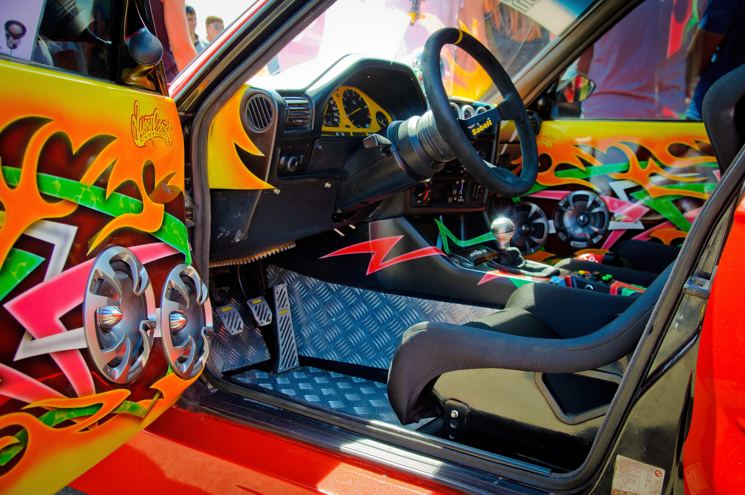 Салон автомобиля с тюнингом в ярких цветах