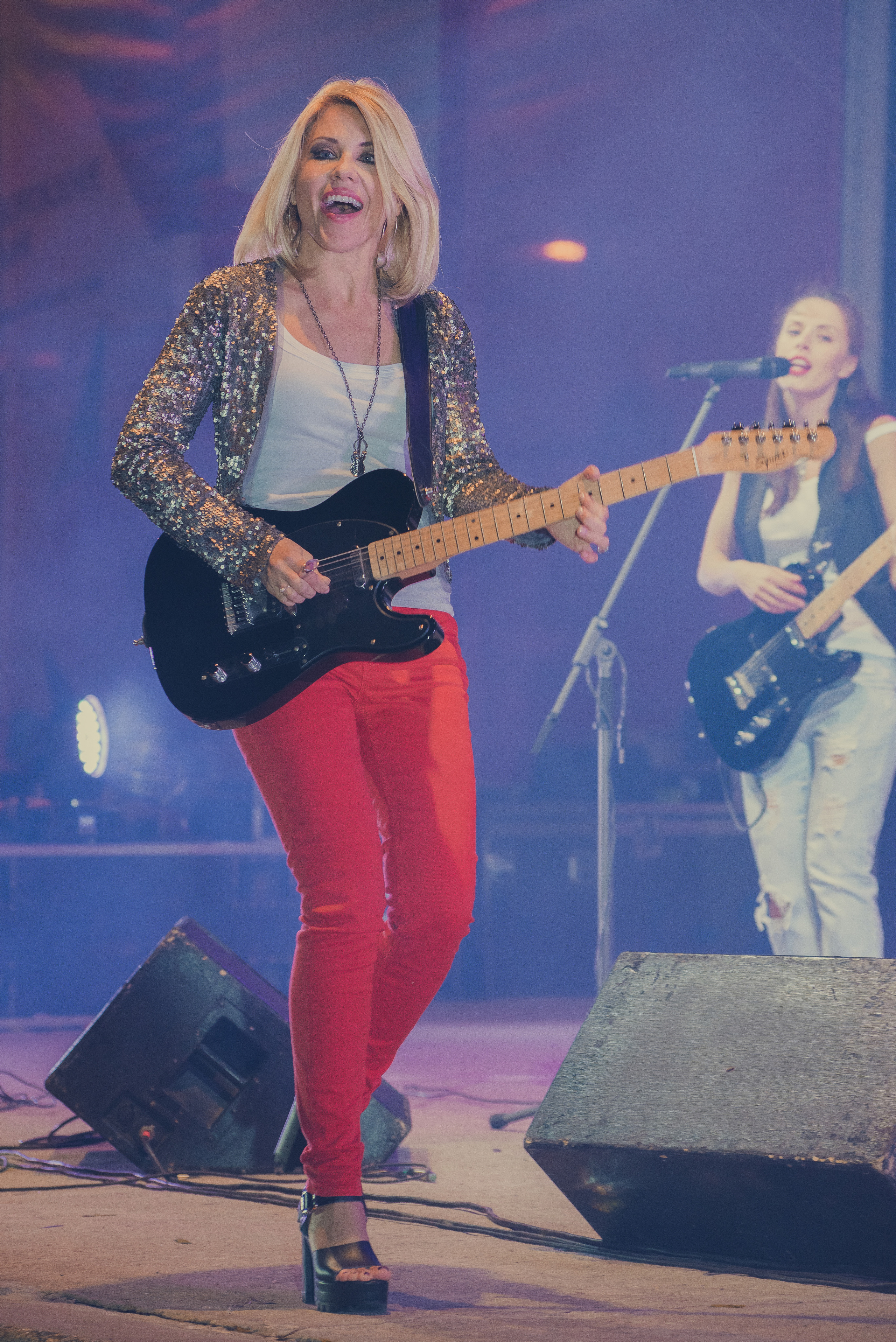 Участница группы "Лицей" Анастасия Макаревич с гитарой на концерте