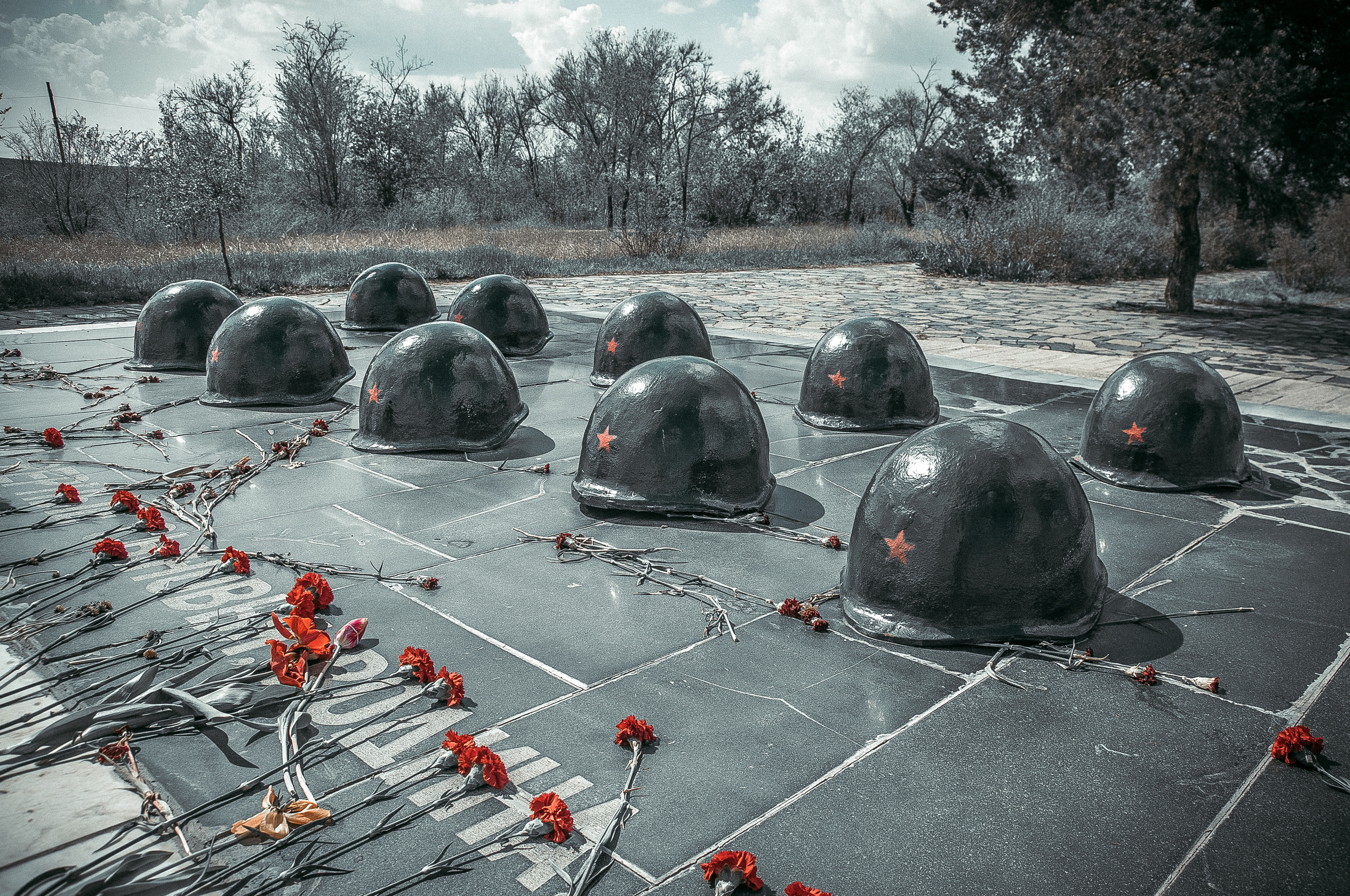 Красные гвоздики лежат на памятнике в виде солдатских касок на Солдатском поле под Волгограде