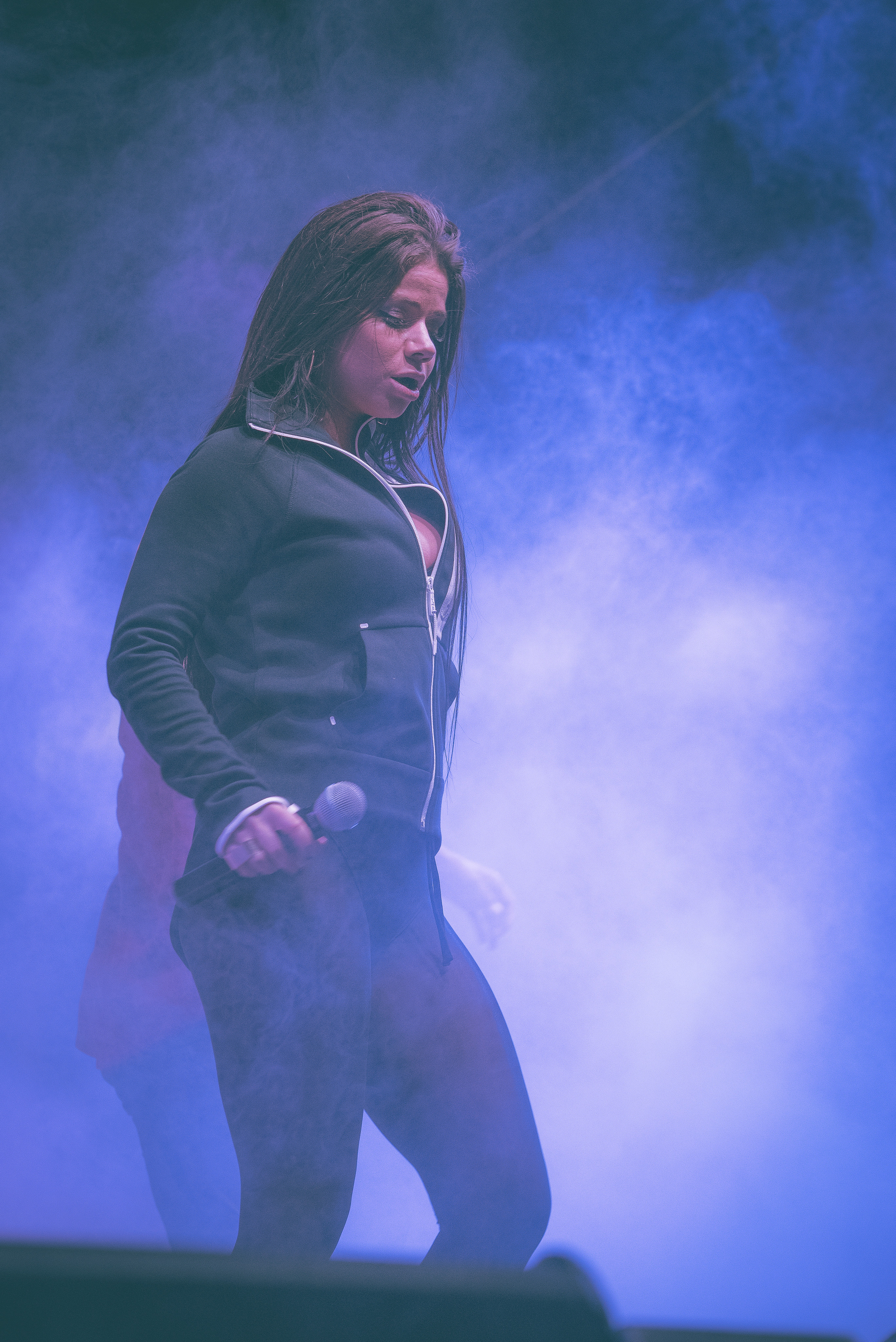 Бьянка в концертном дыму на сцене в обтягивающем костюме