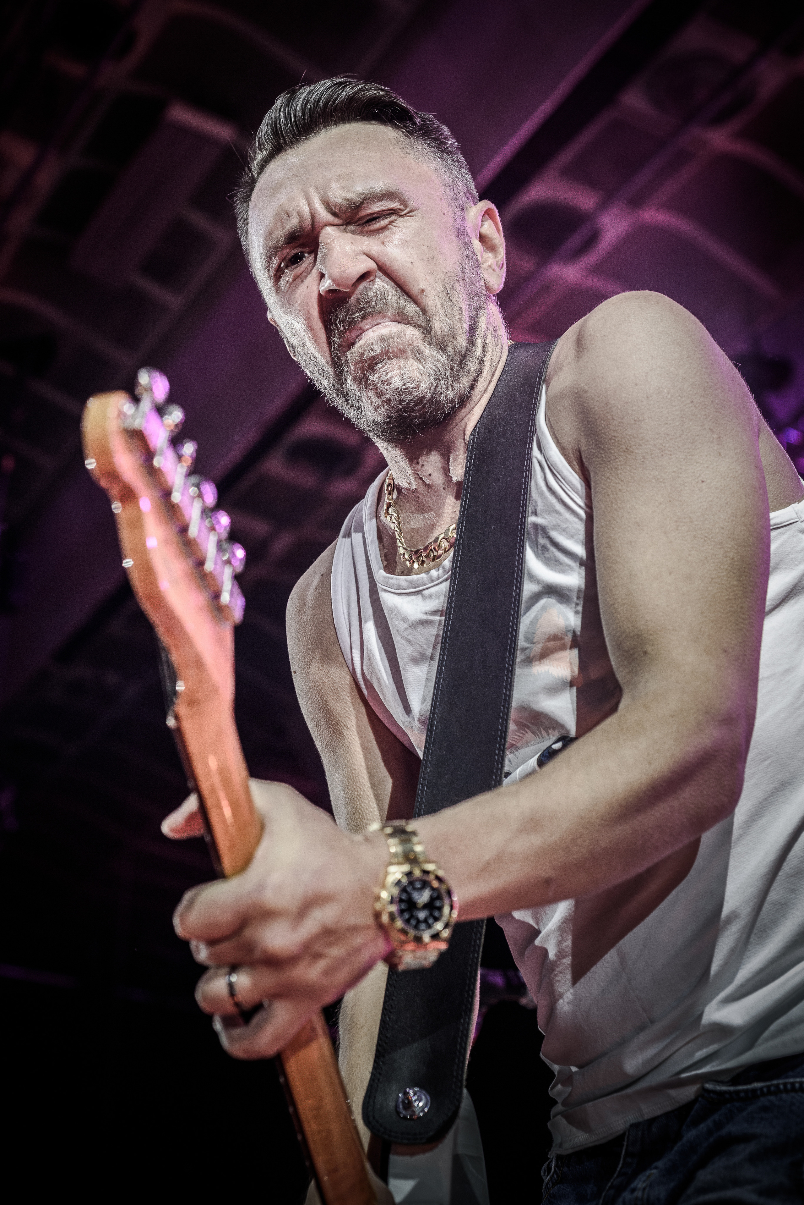 Сергей Шнуров играет на гитаре