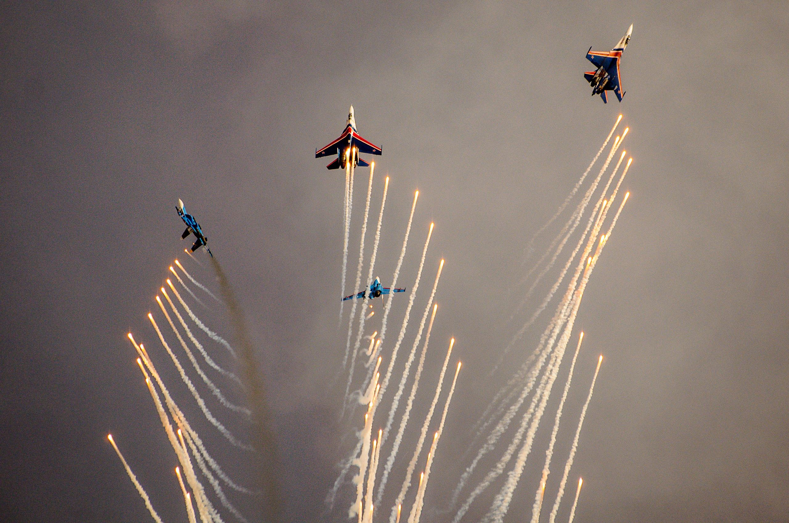 Русские витязи разлетаются в стороны в небе