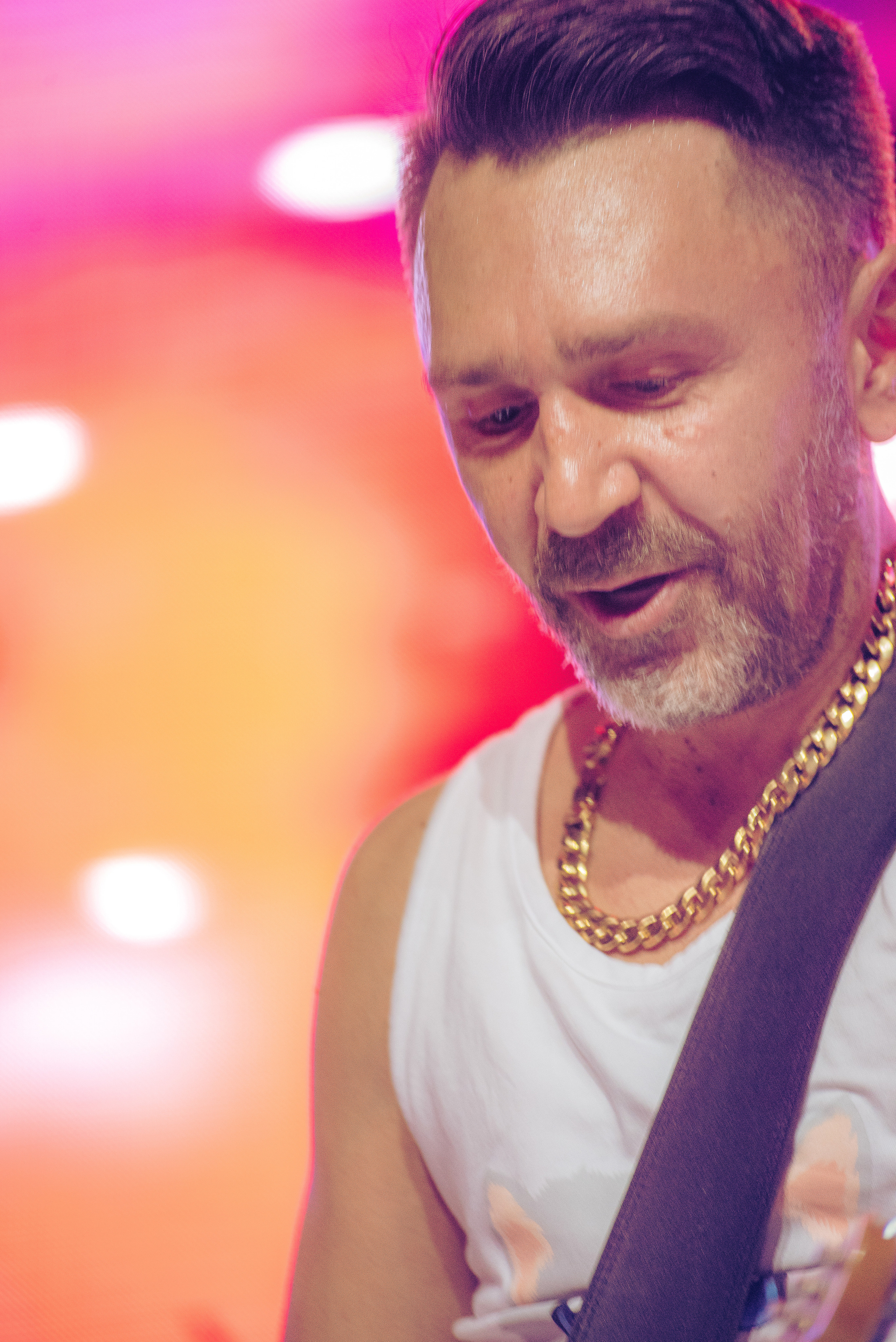 Сергей Шнуров на фоне мягкого фона