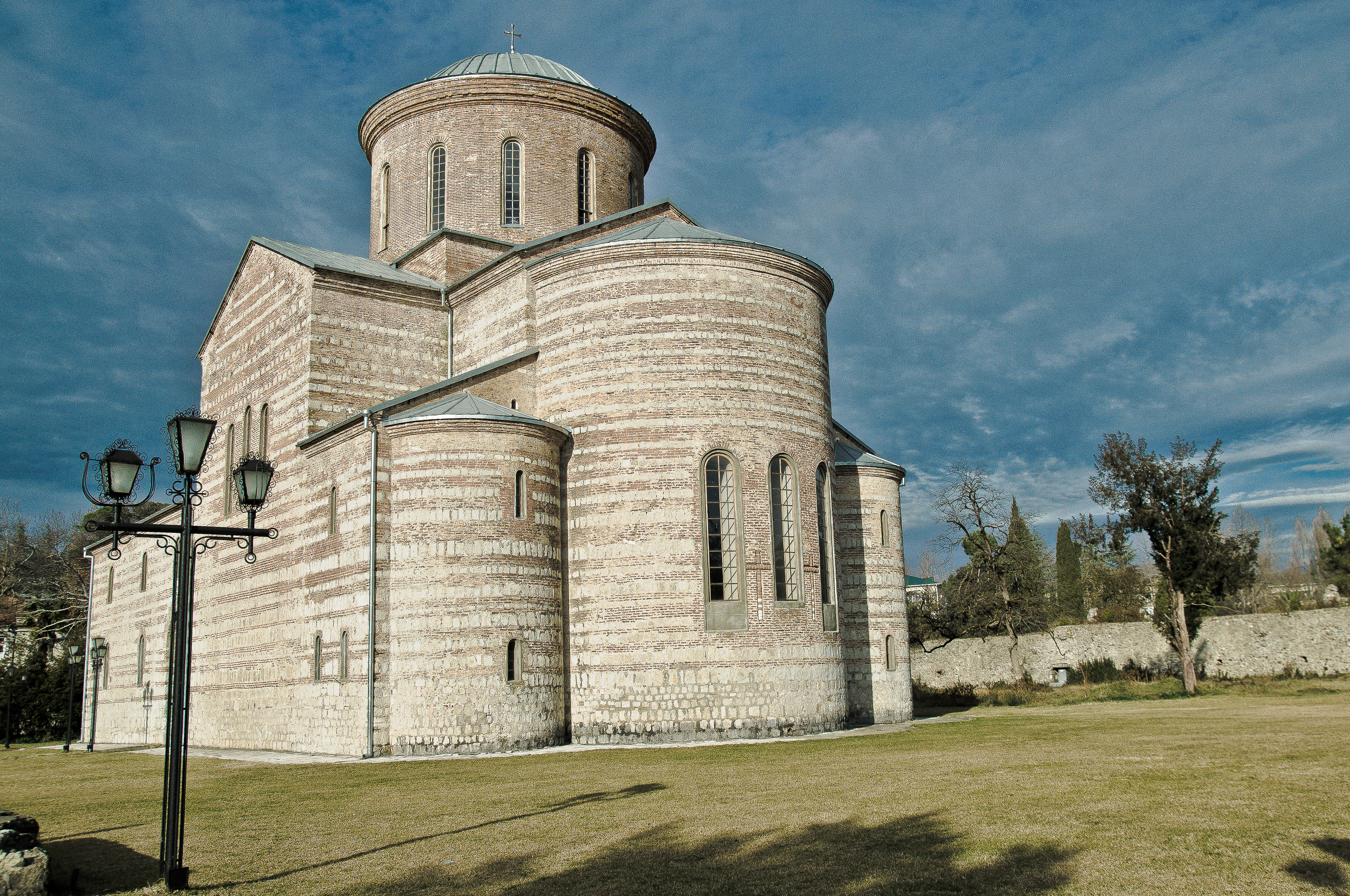Пицундский храм на фоне голубого неба