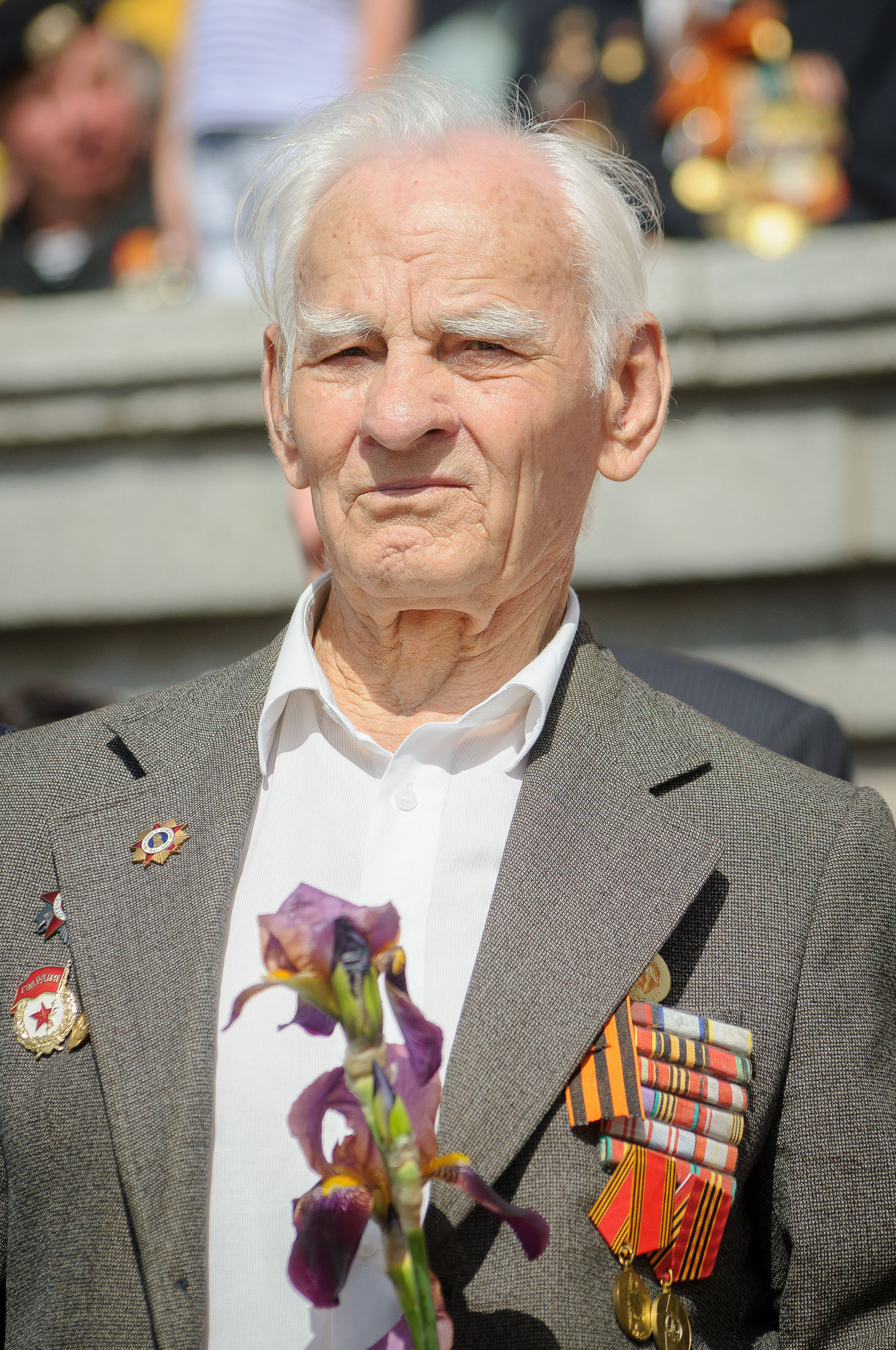 Ветеран с орденами и медалями на параде