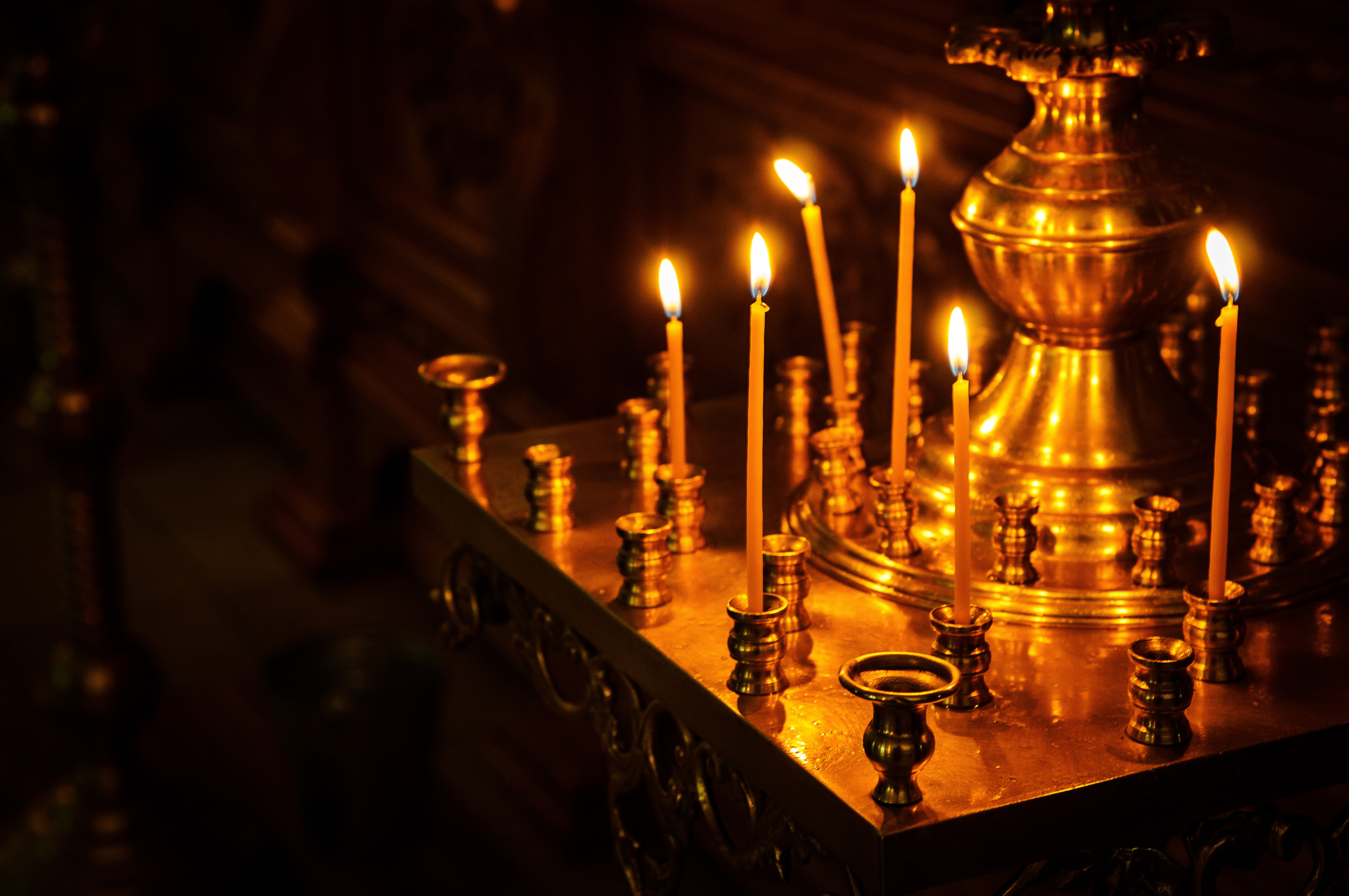 Несколько свечей горя в храме