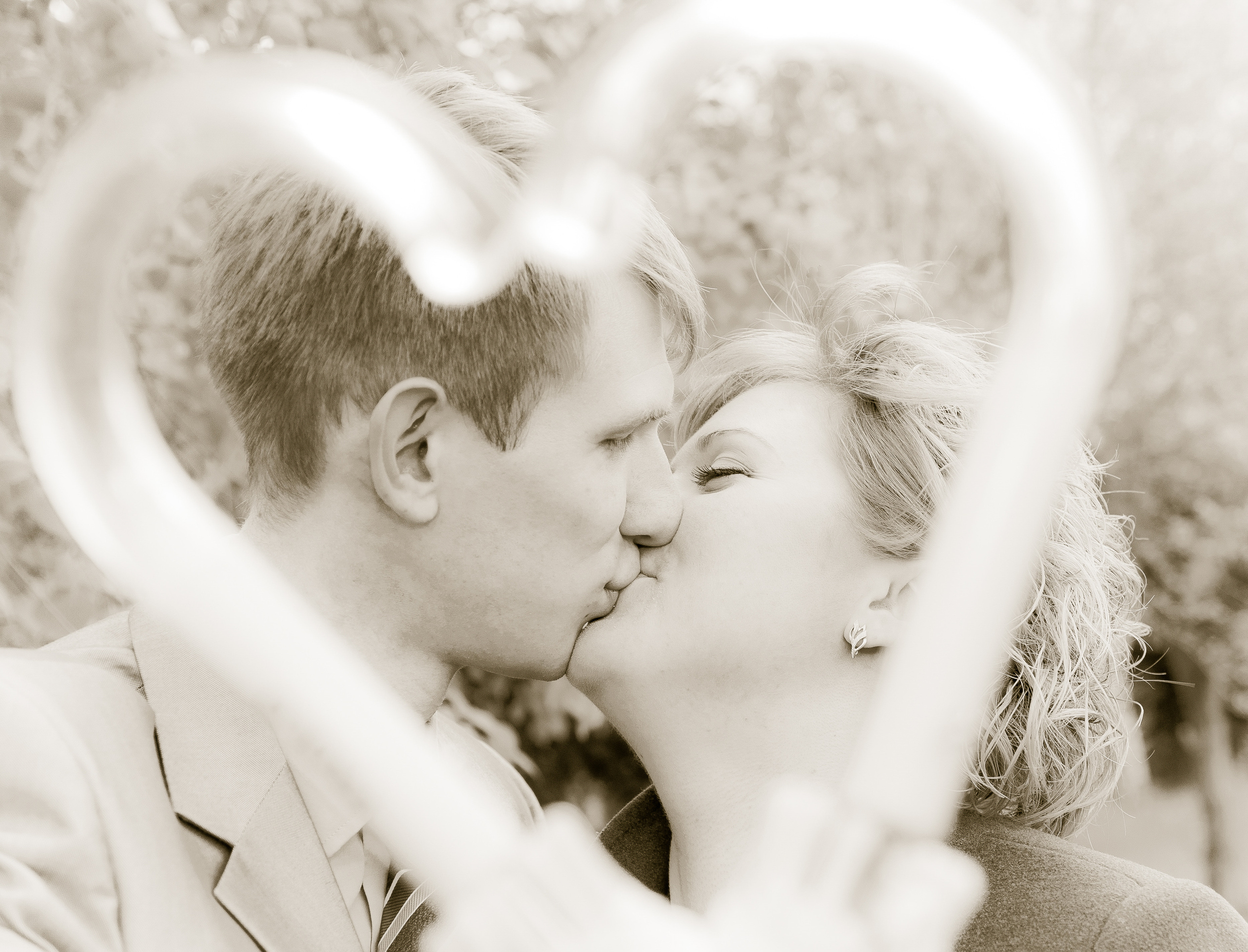 Жених и невеста целуются 