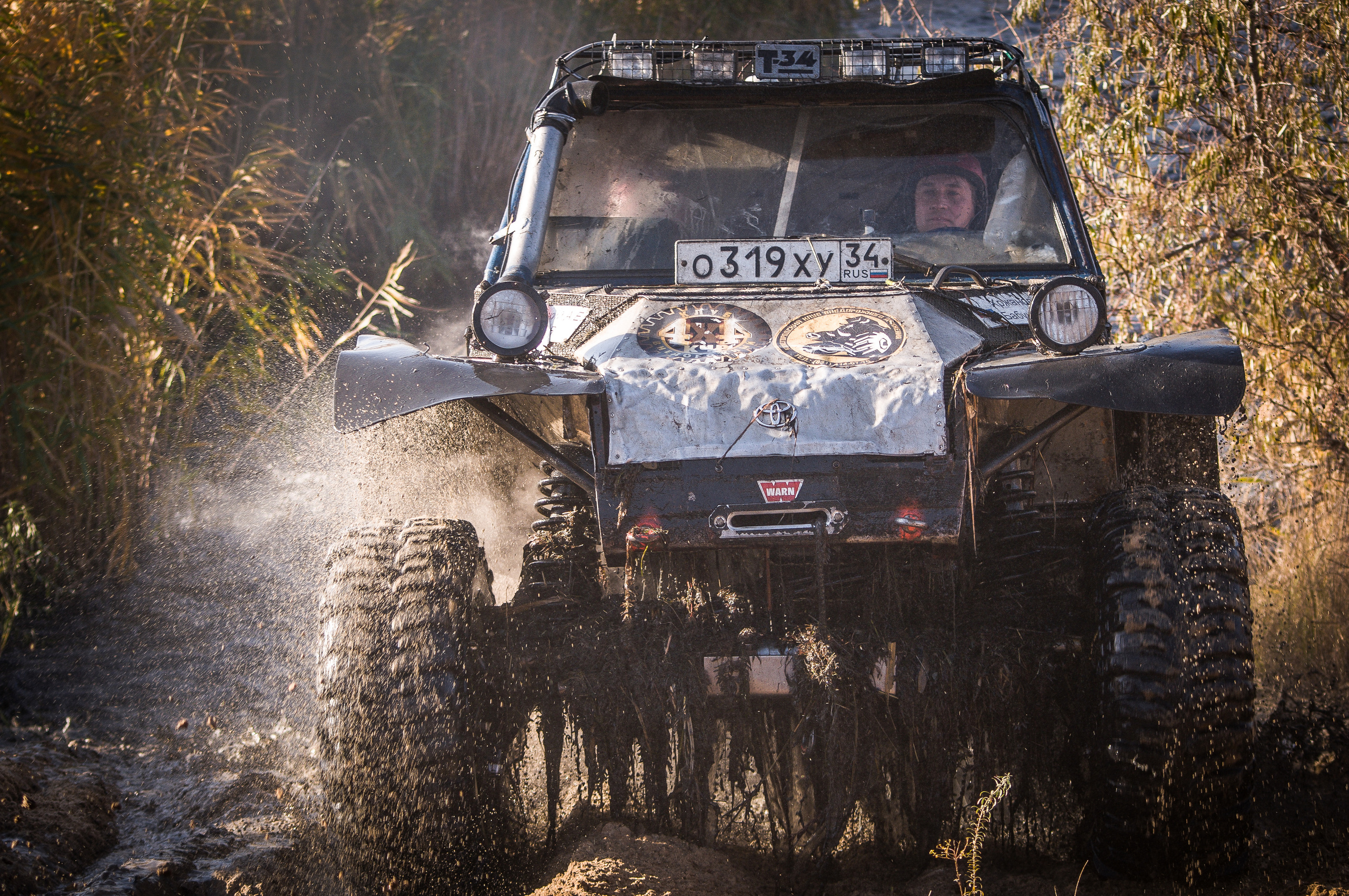 Гоночный автомобиль выезжает из болота весь в водорослях. "Генералы песчаных карьеров"