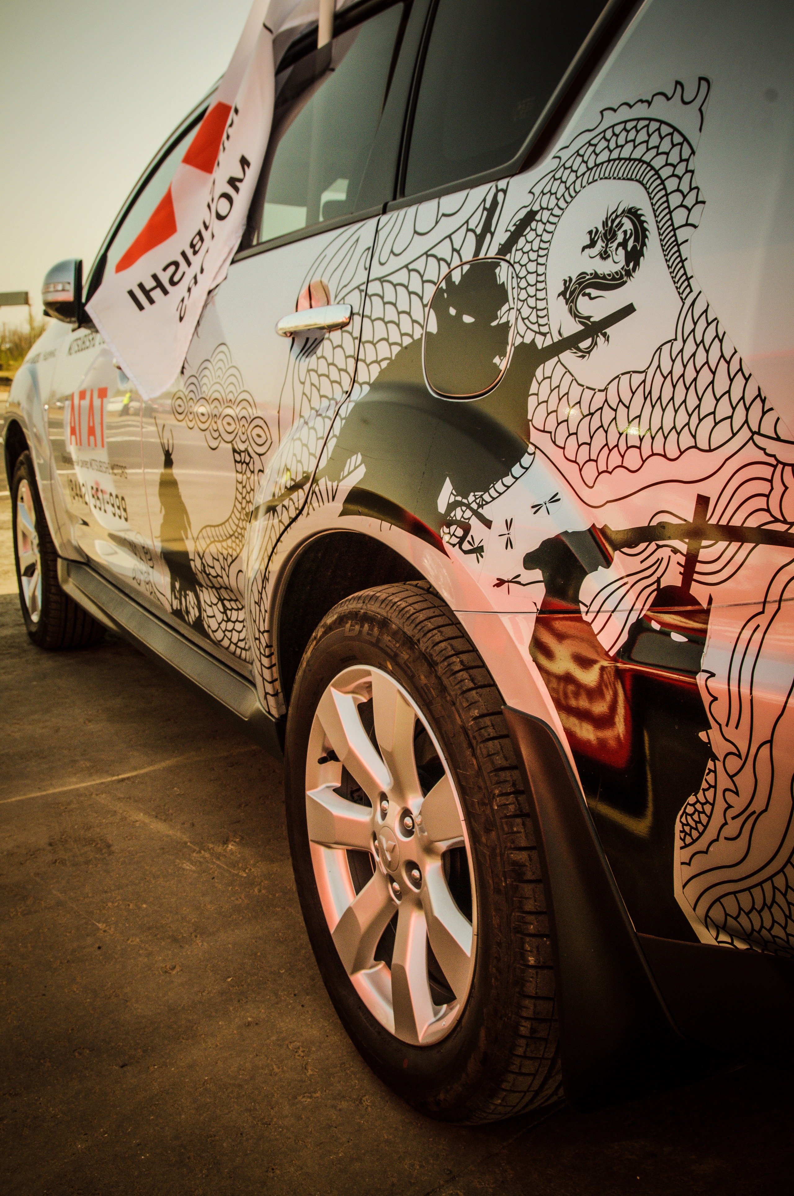 Задняя часть автомобиля на закате