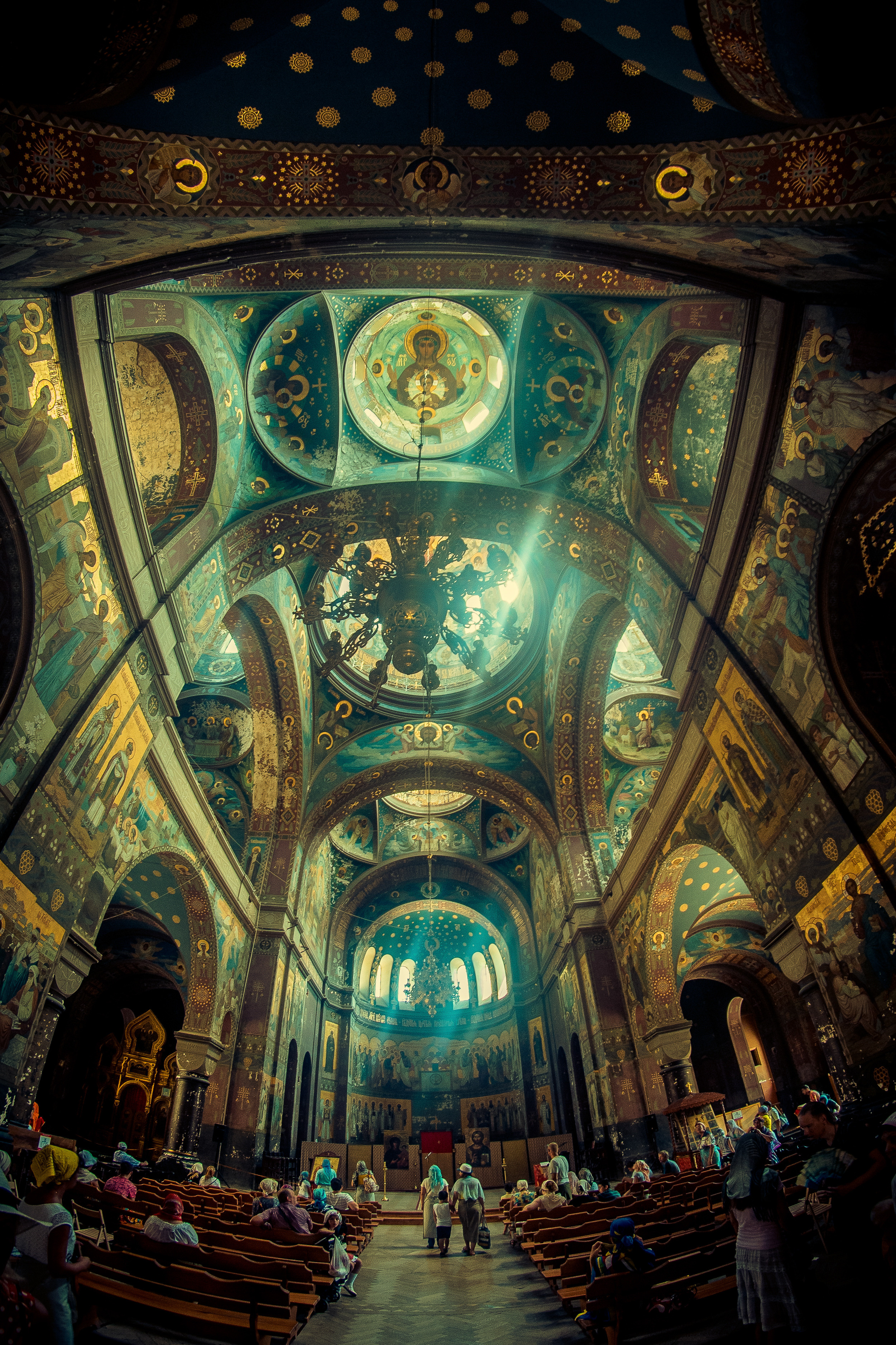 Свод храма Новоафонского монастыря в лучах солнца