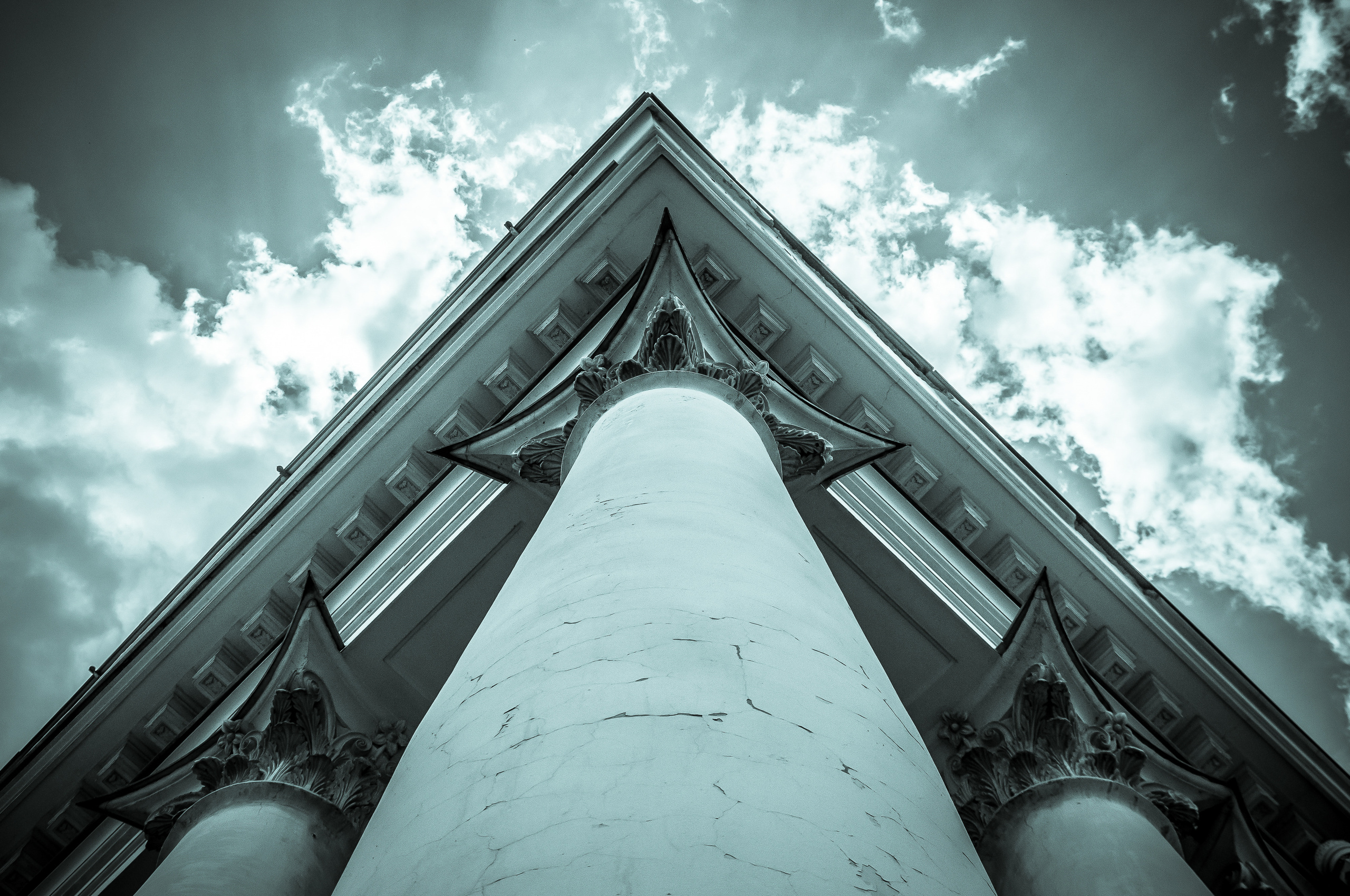 Колонна на углу здания театра