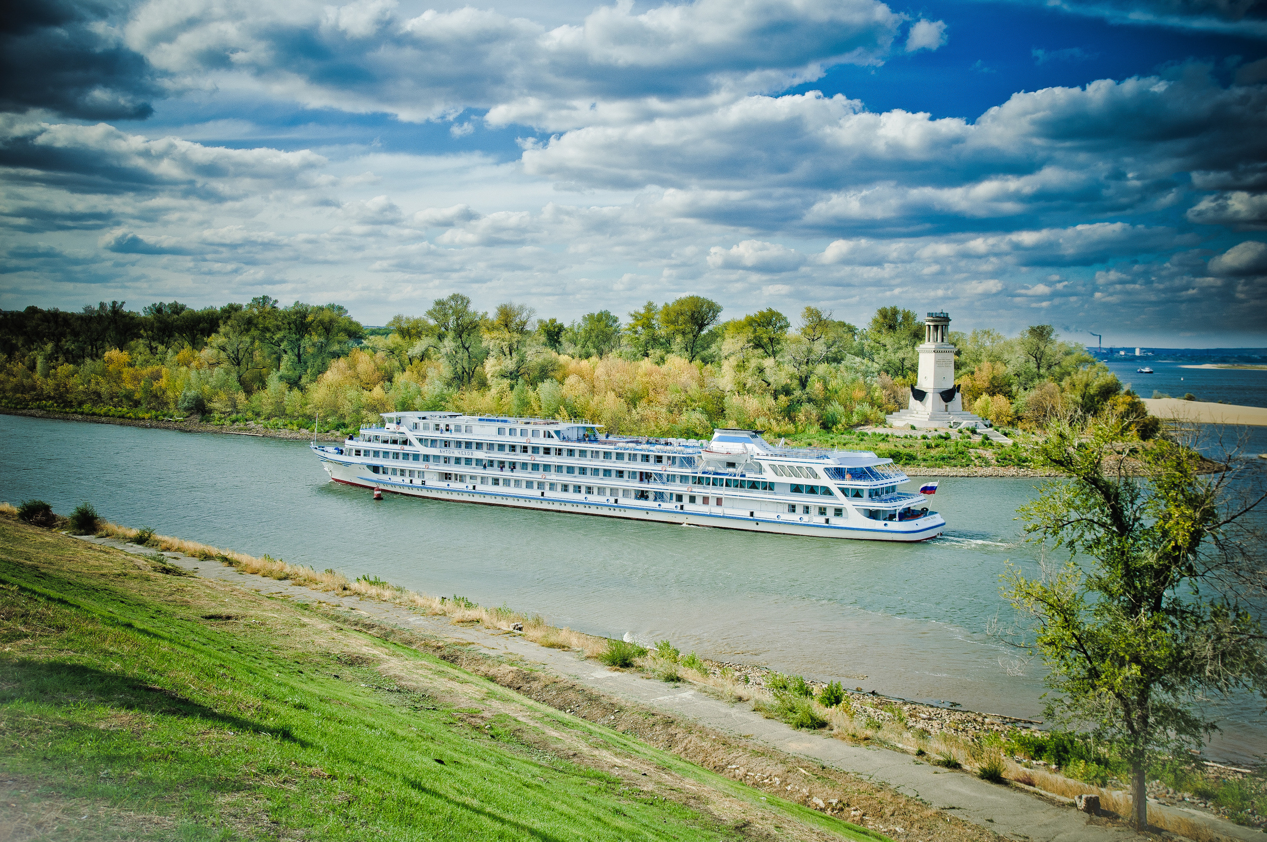 Теплоход плывёт по Волго-Донскому каналу