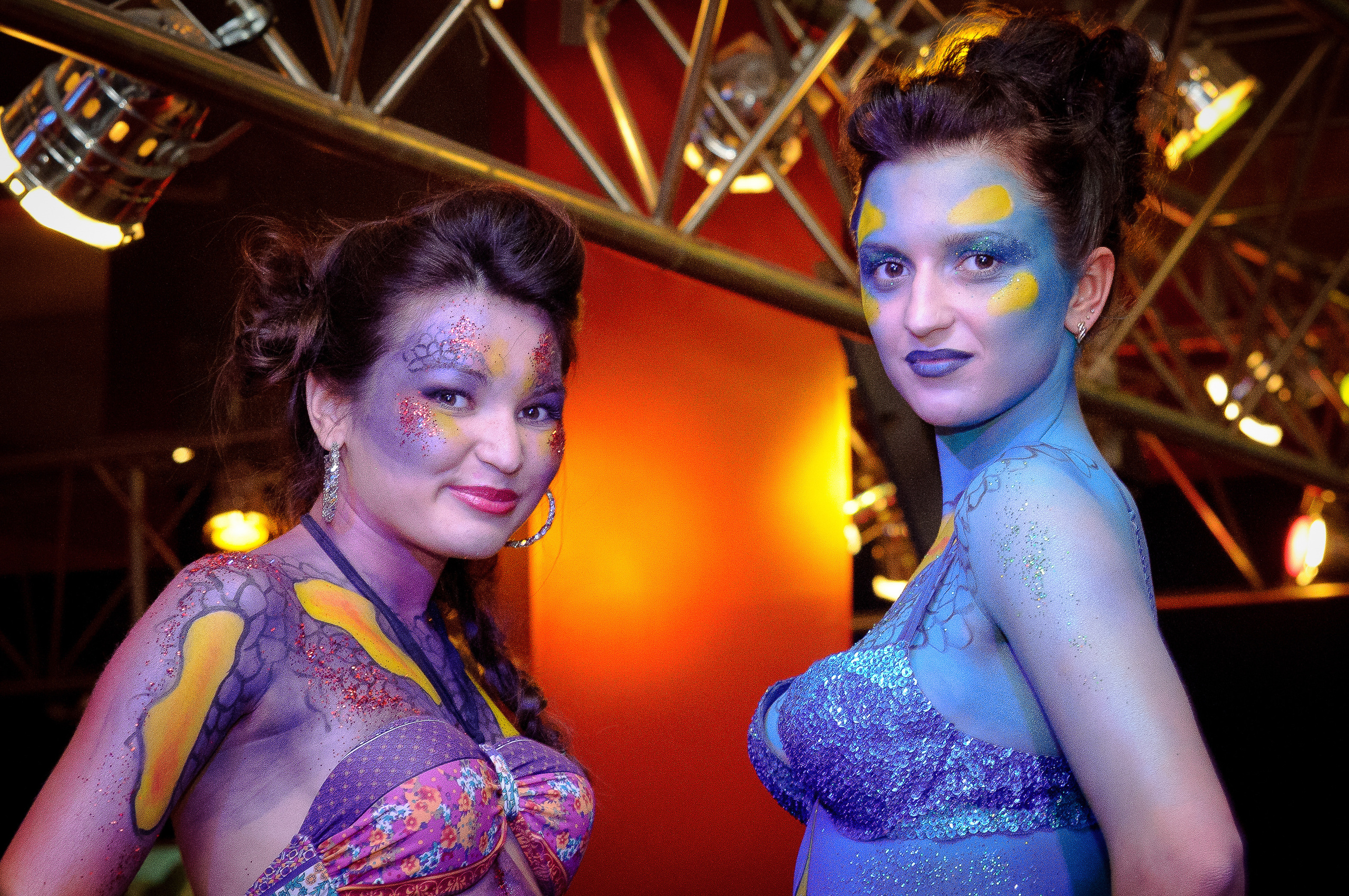 Девушки с боди-артом на мероприятии