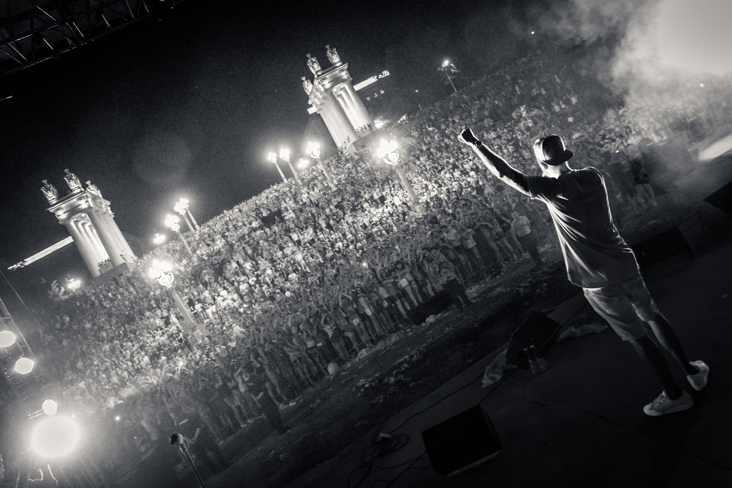 T-killah во время концерта на набережной Волгограда на фоне зрителей