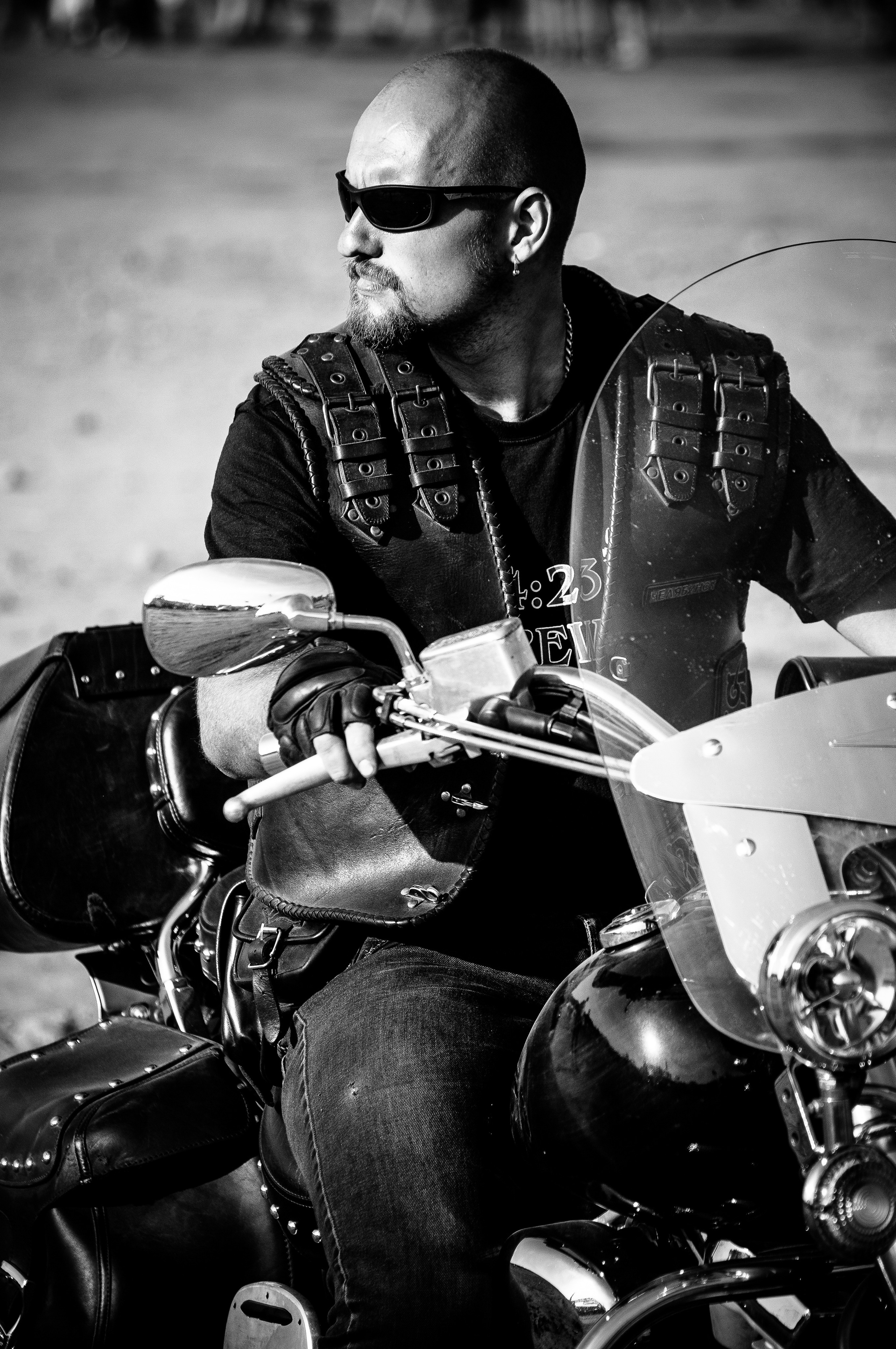 Байкер в темных очках сидит за рулём