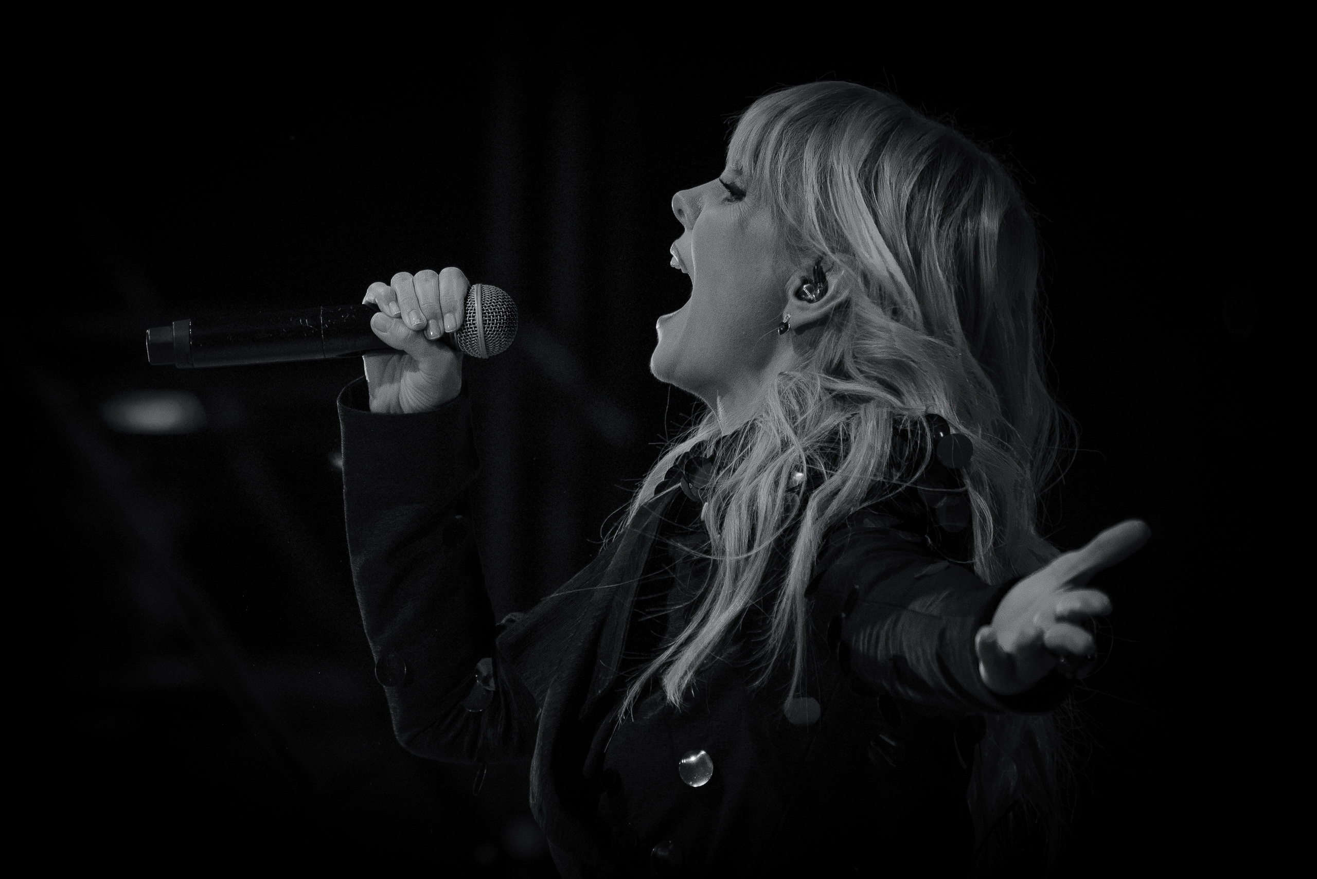 Певица Валерия поёт на концерте