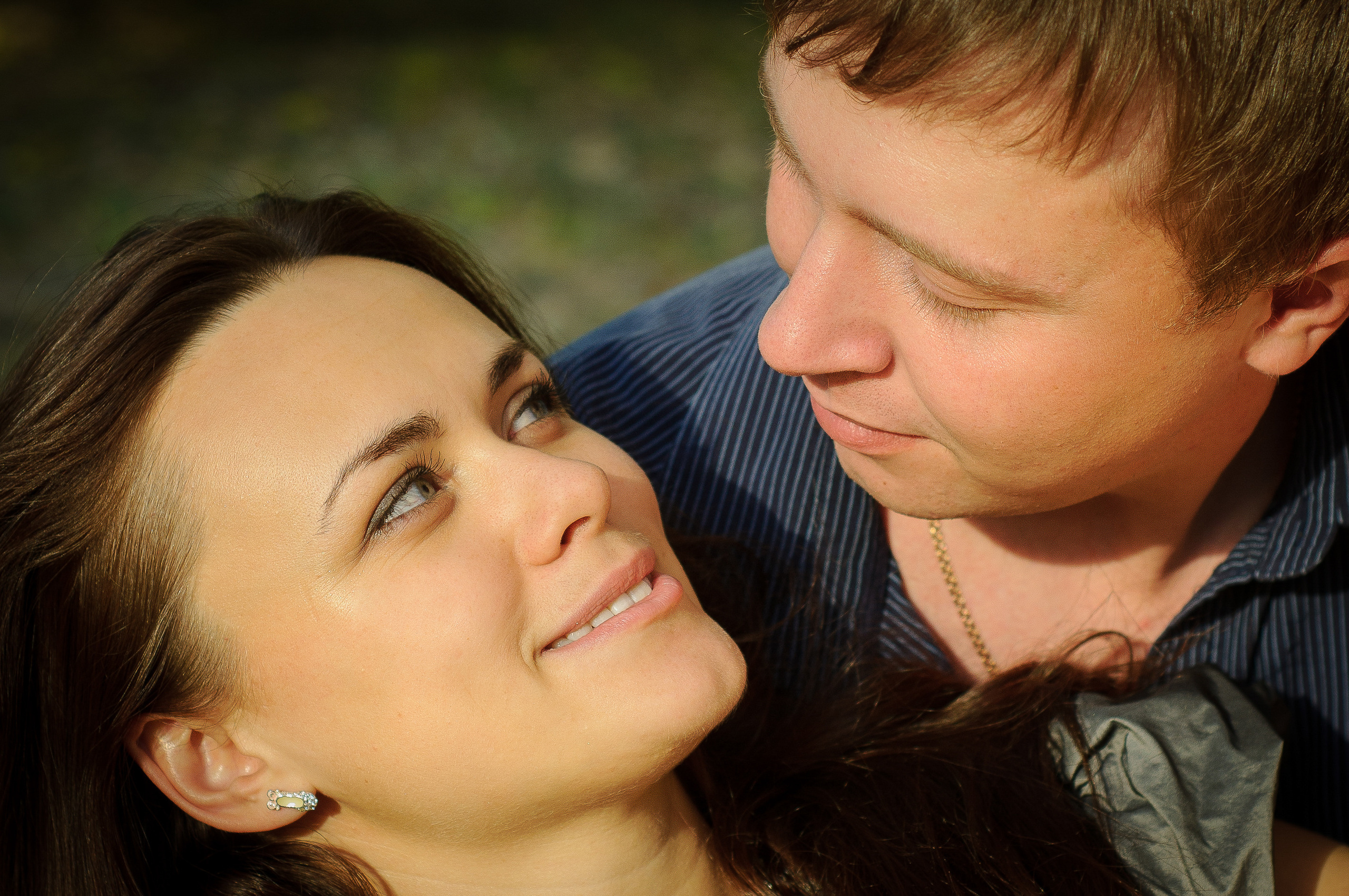 Влюблённые смотрят друг на друга