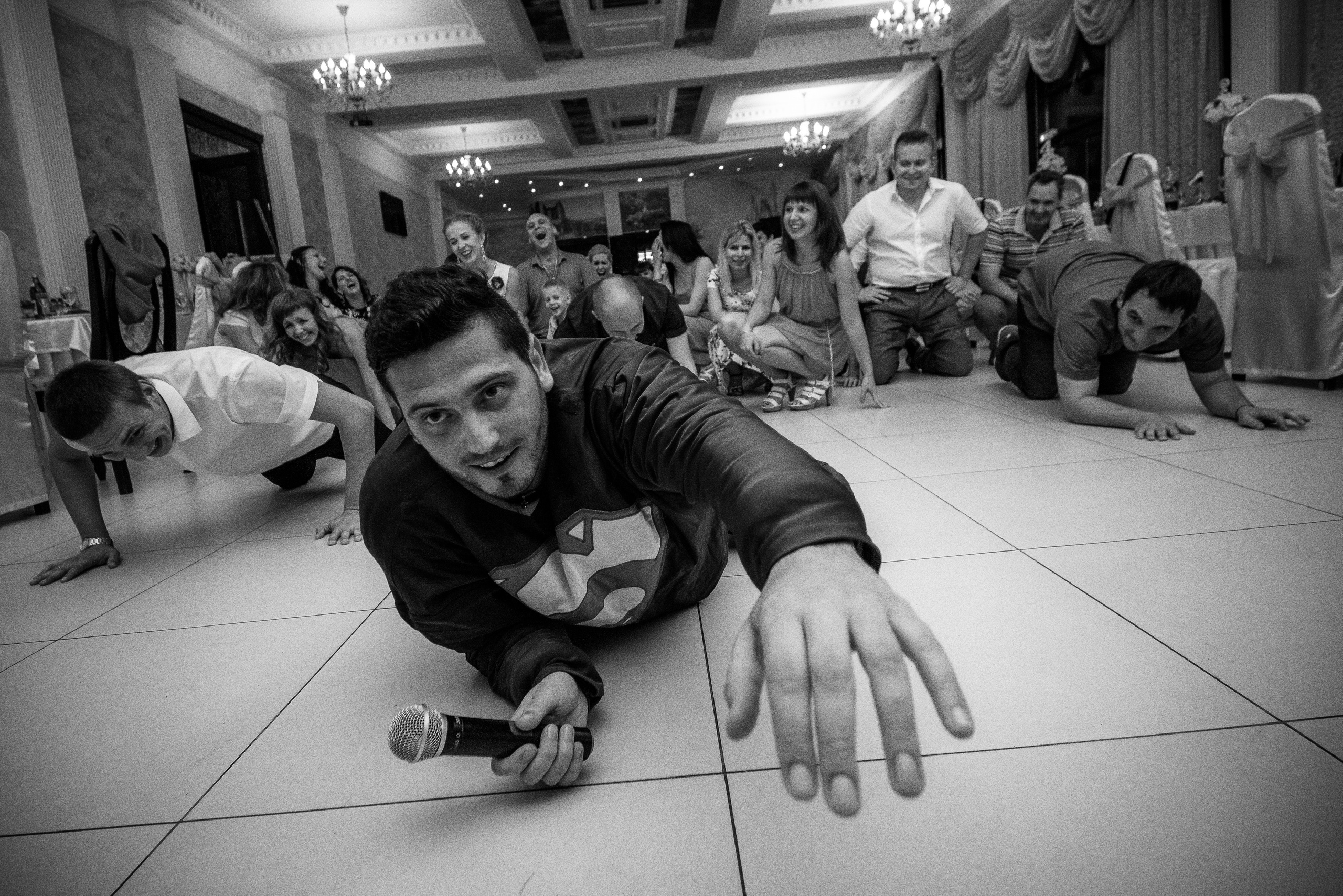 Ведущий на свадьбе проводит смешной конкурс среди гостей