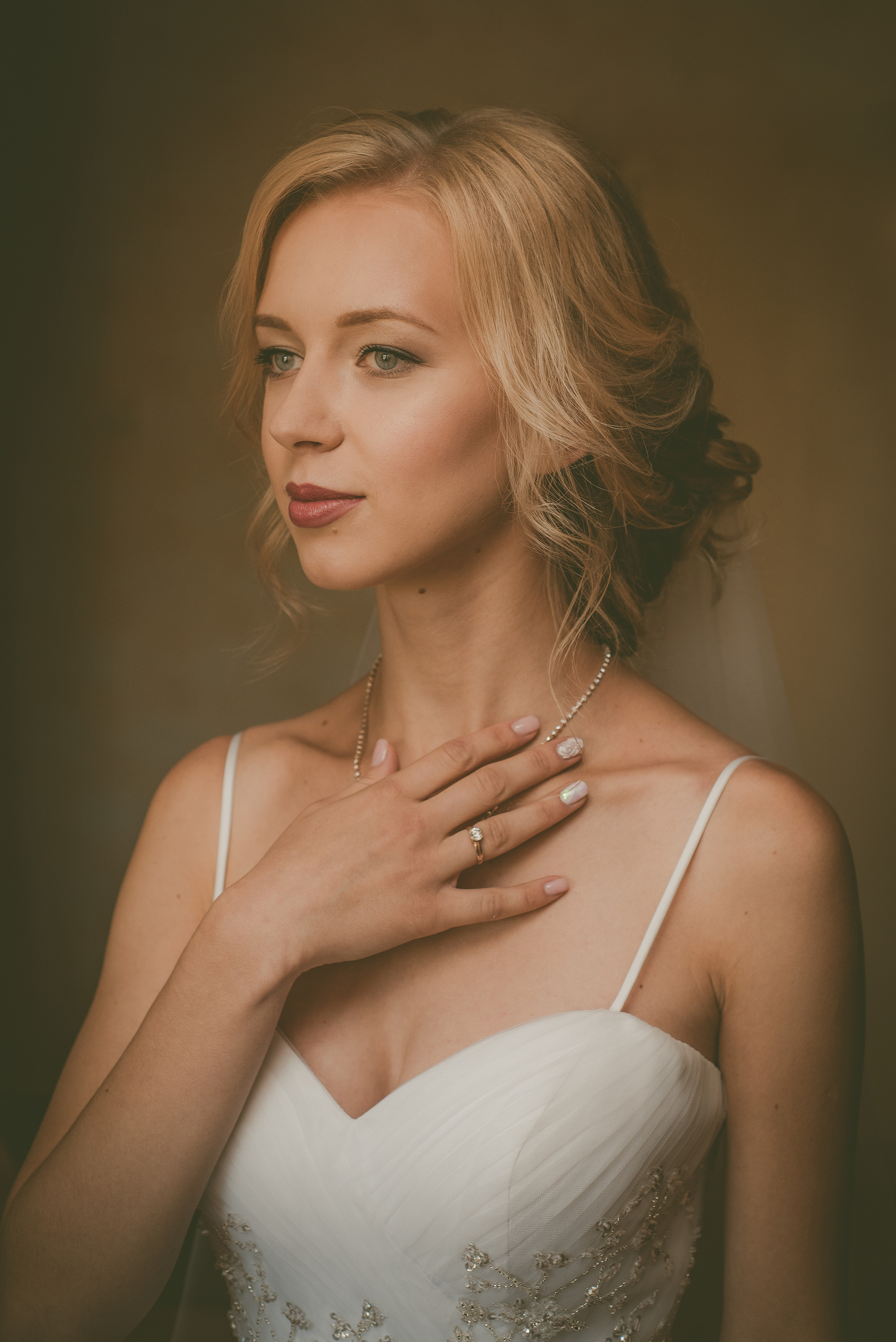 Невеста положила руку на грудь