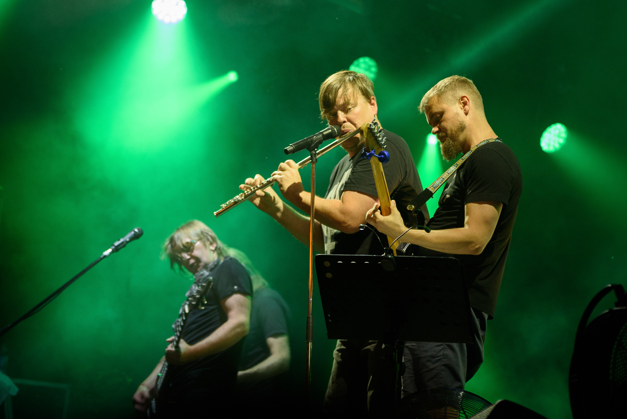 Группа Би-2 исполняет одну из песен на концерте