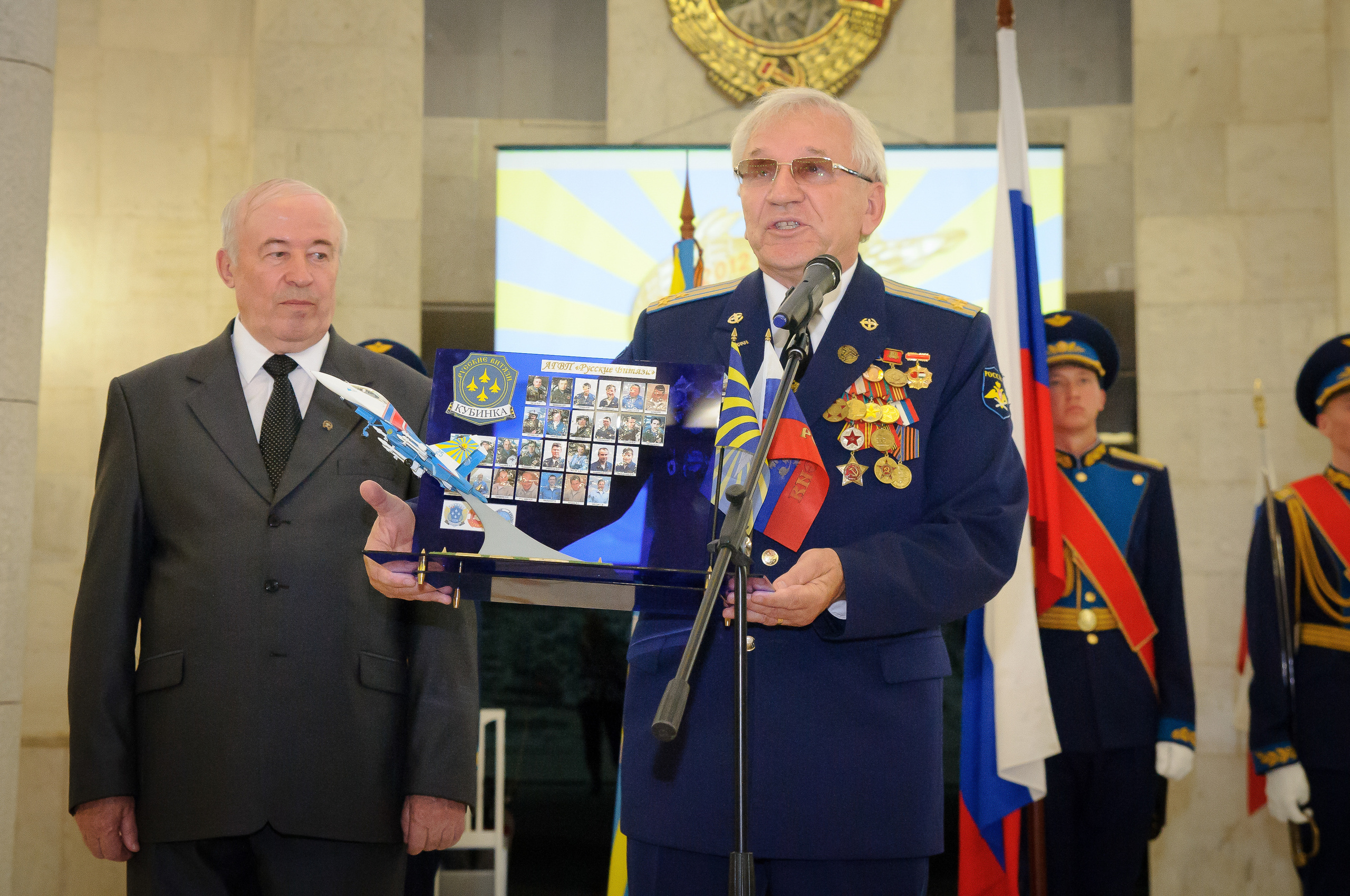 Военный с медалями с наградой в руках