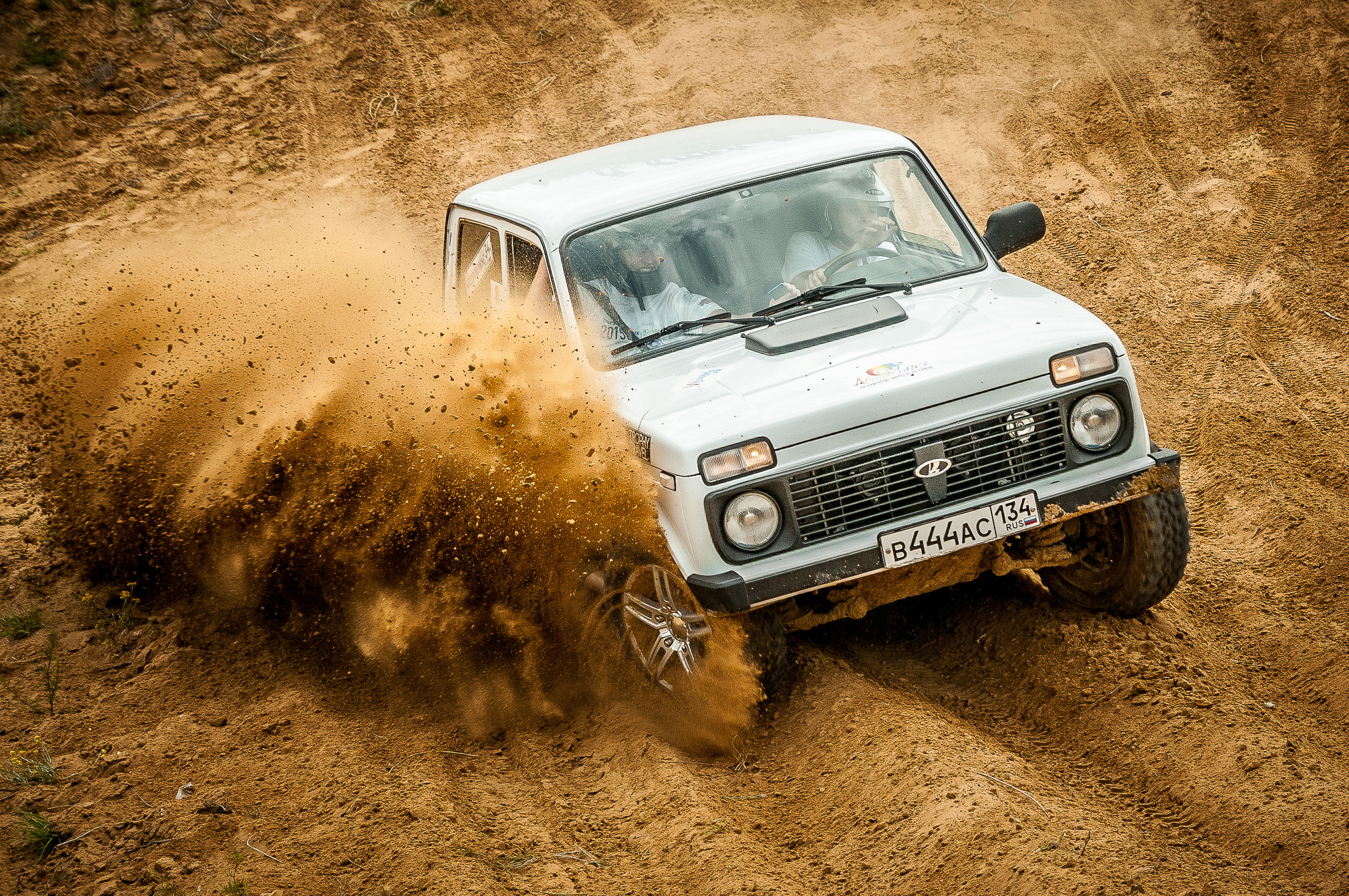 Нива поднимает клубы пыли на соревнованиях "Генералы песчаных карьеров"