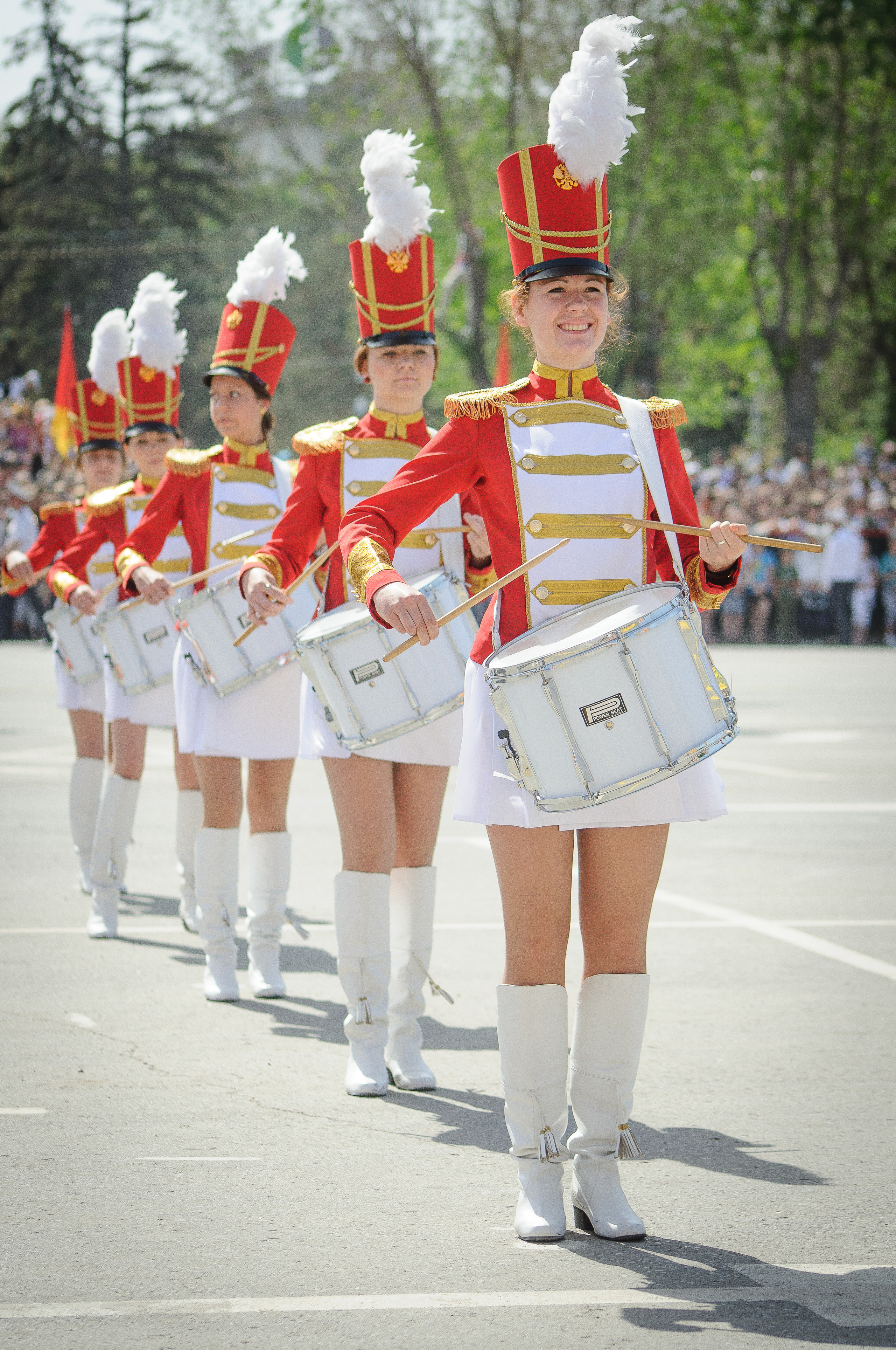 Девушки-барабанщицы в бело-красной форме на Площади павших борцов