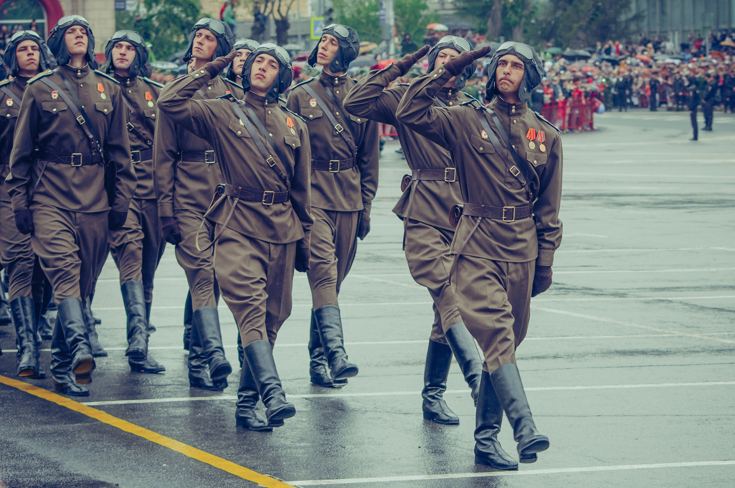 Колонна солдат во время парада 9 мая в Волгограде