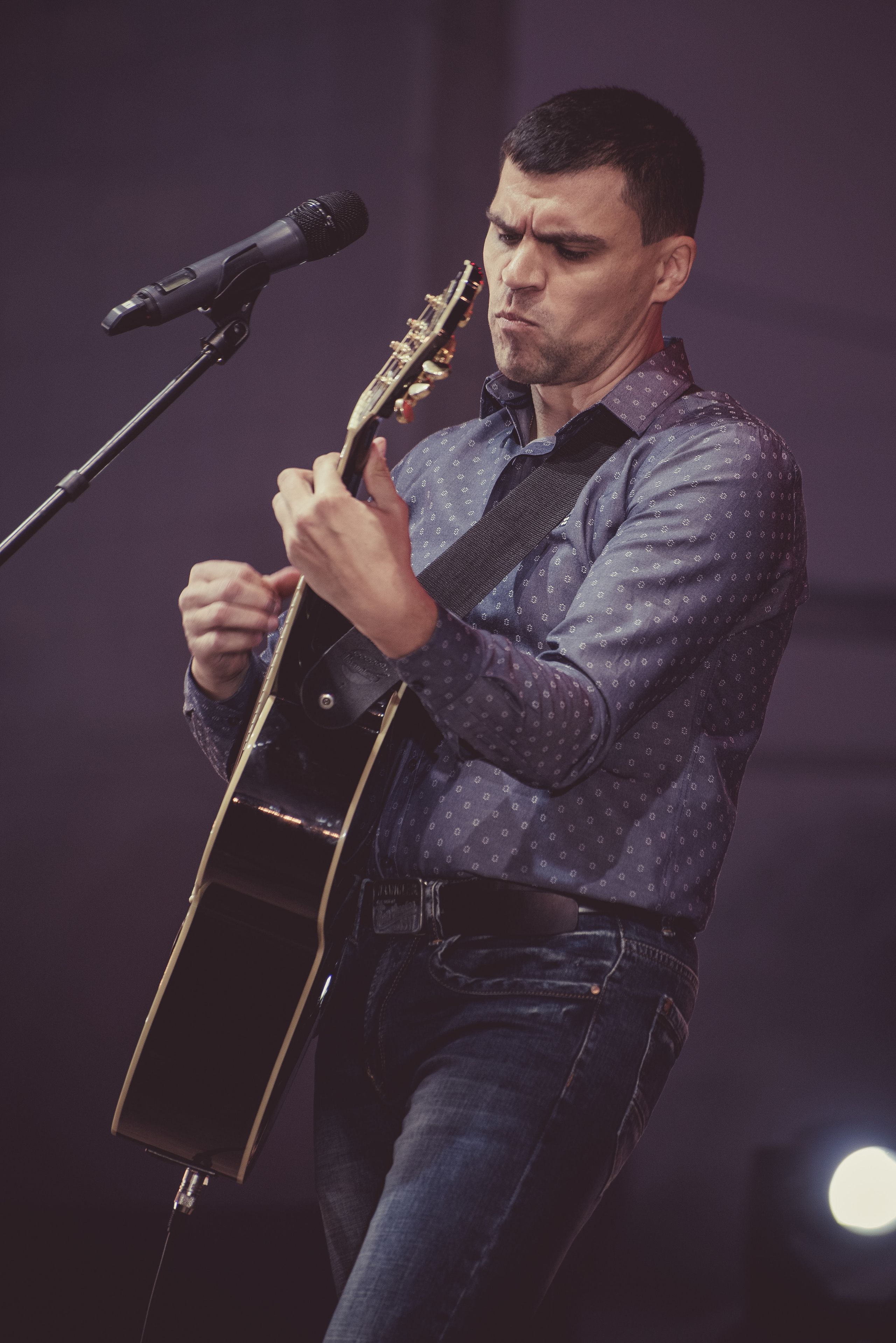 Певец с гитарой