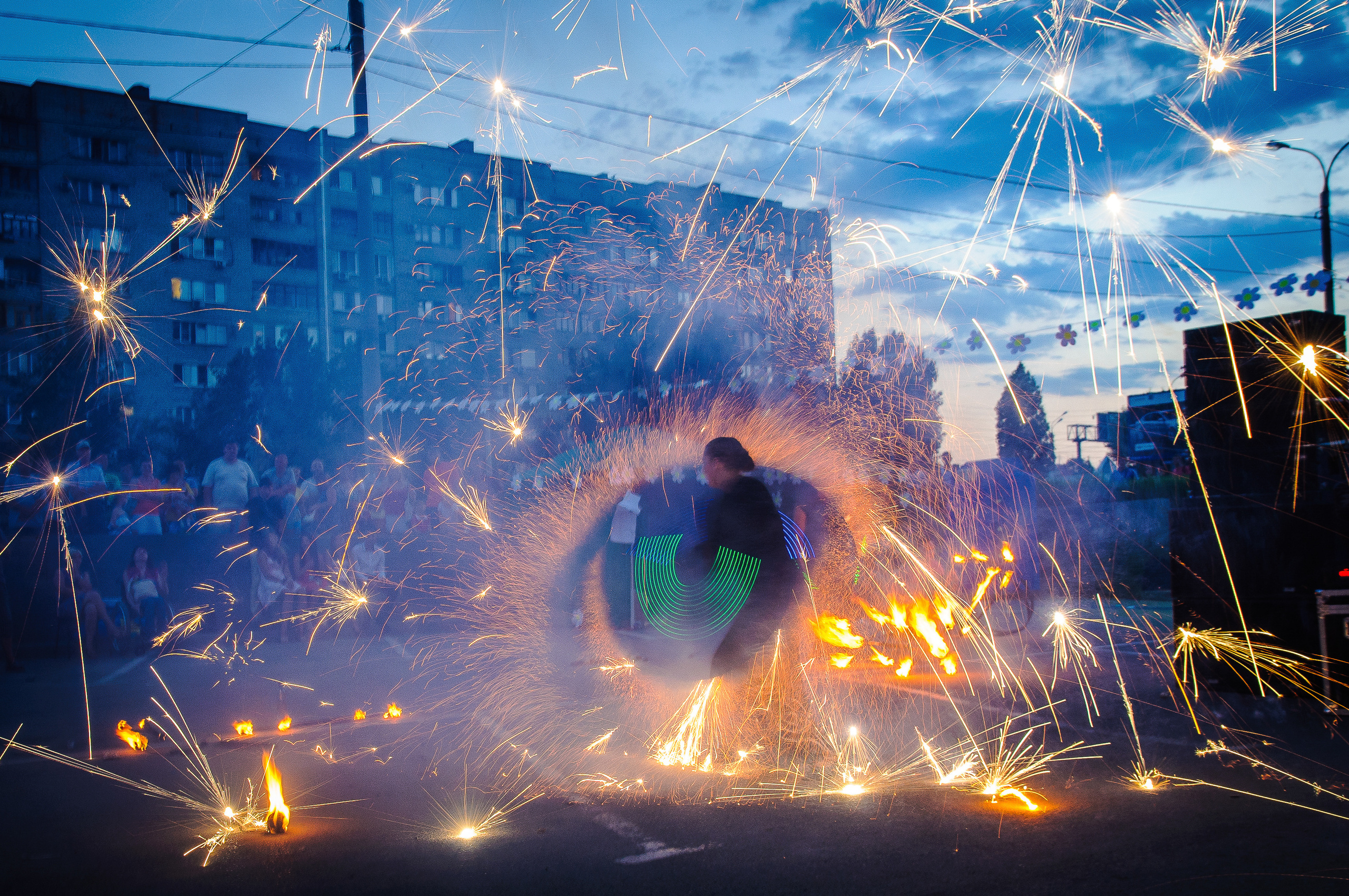 Искры во время фаер-шоу
