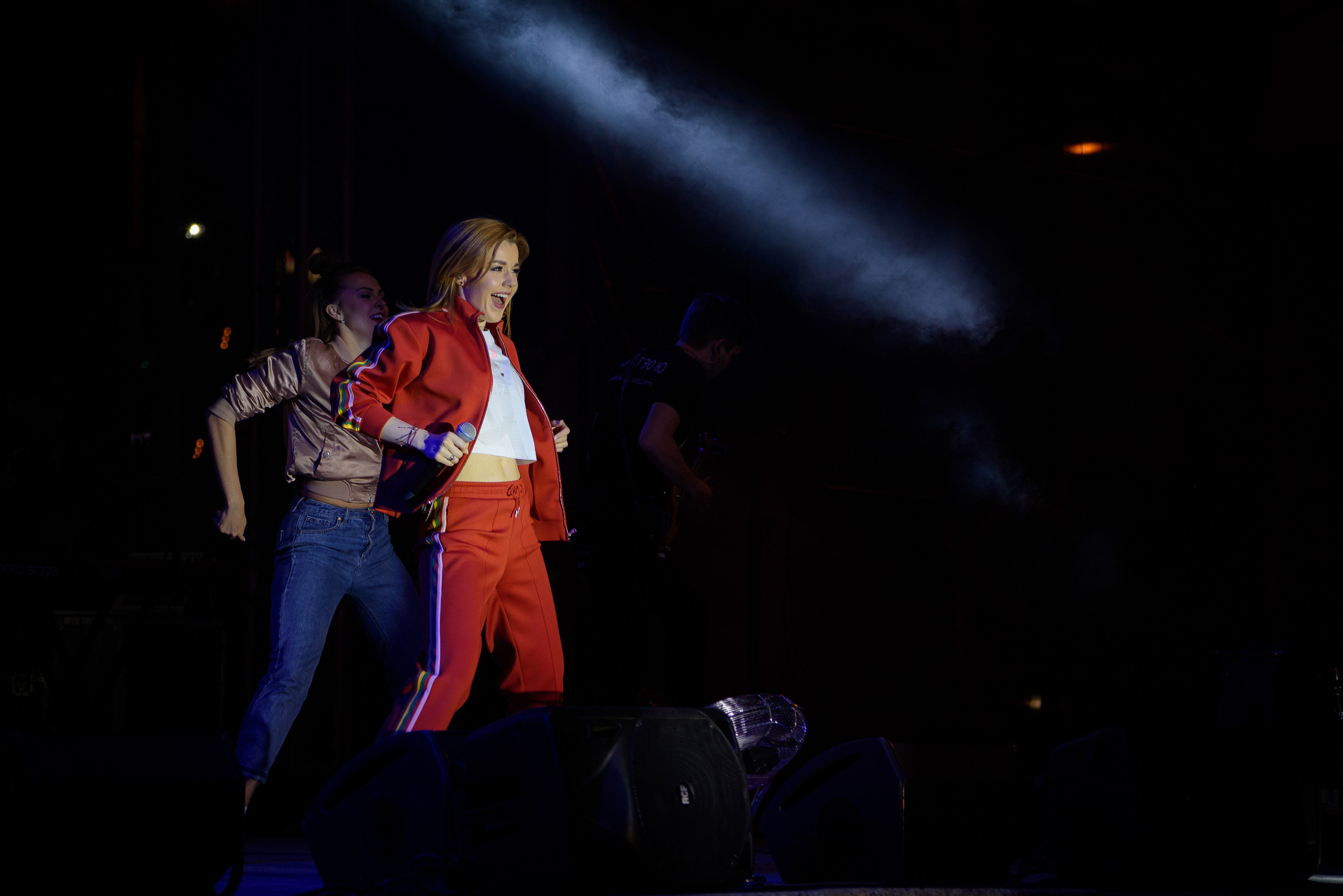 Юлианна Караулова на сцене во время концерта