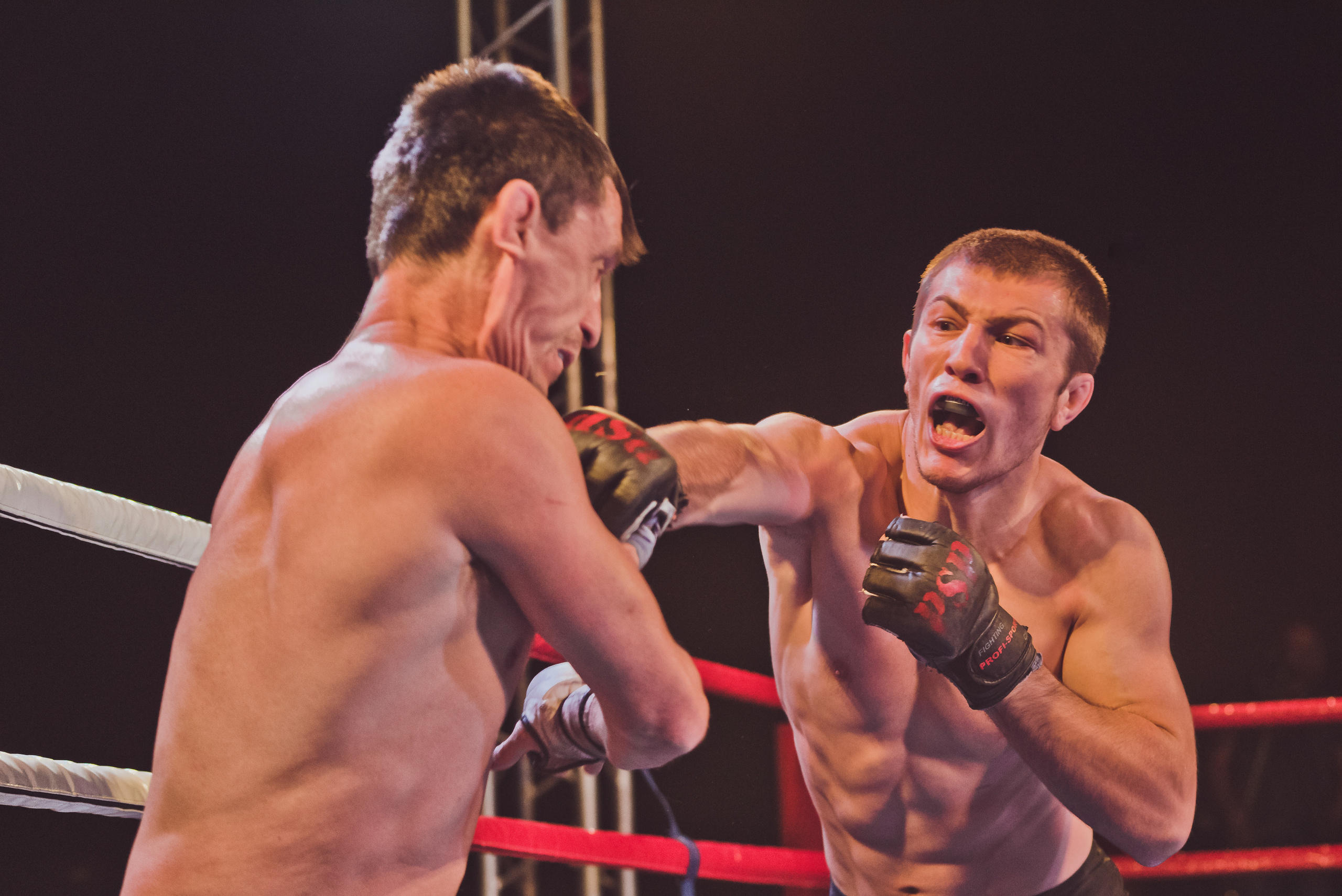 Спортсмен наносит удар сопернику