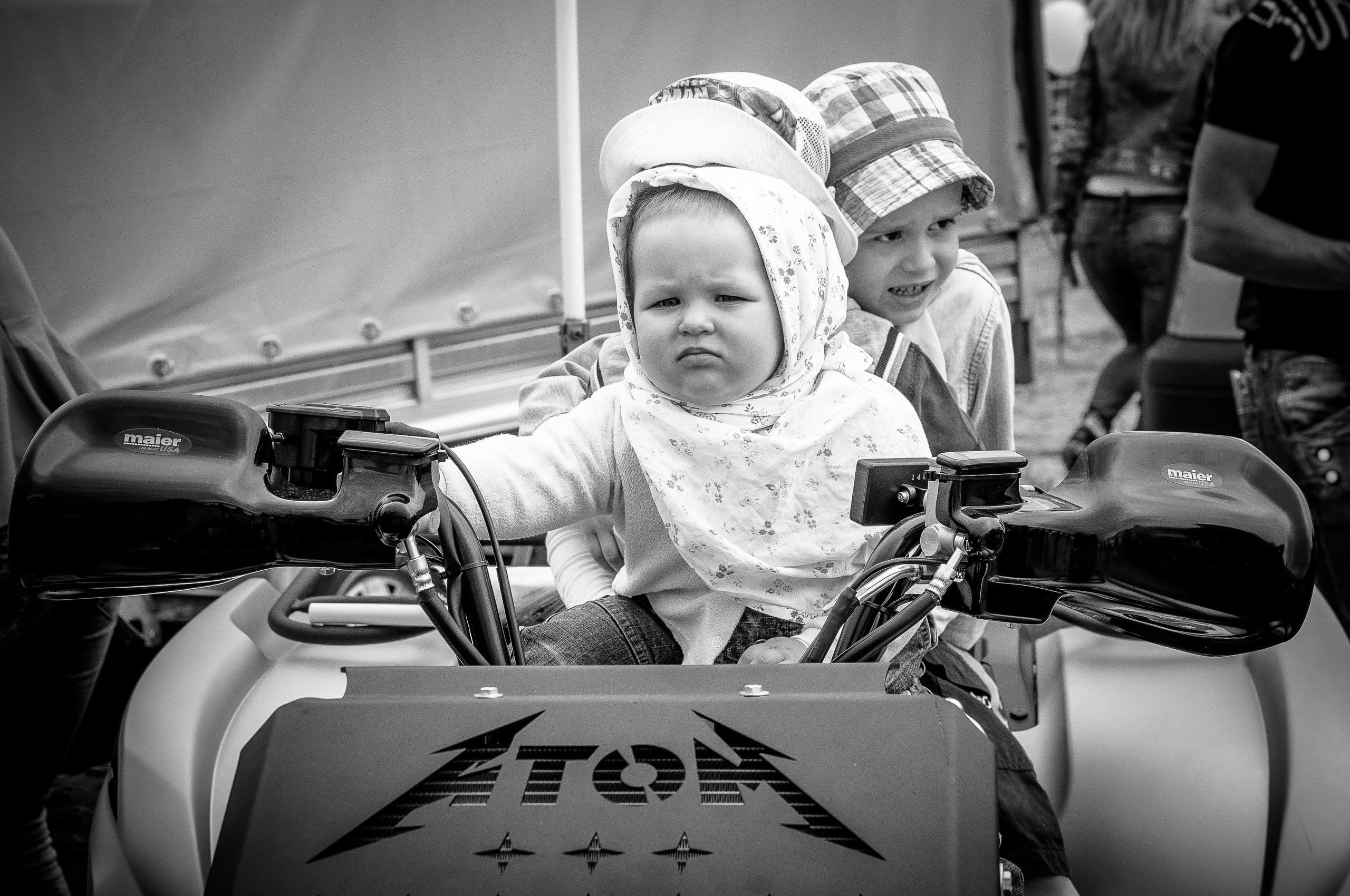 Несколько детей на квадроцикле