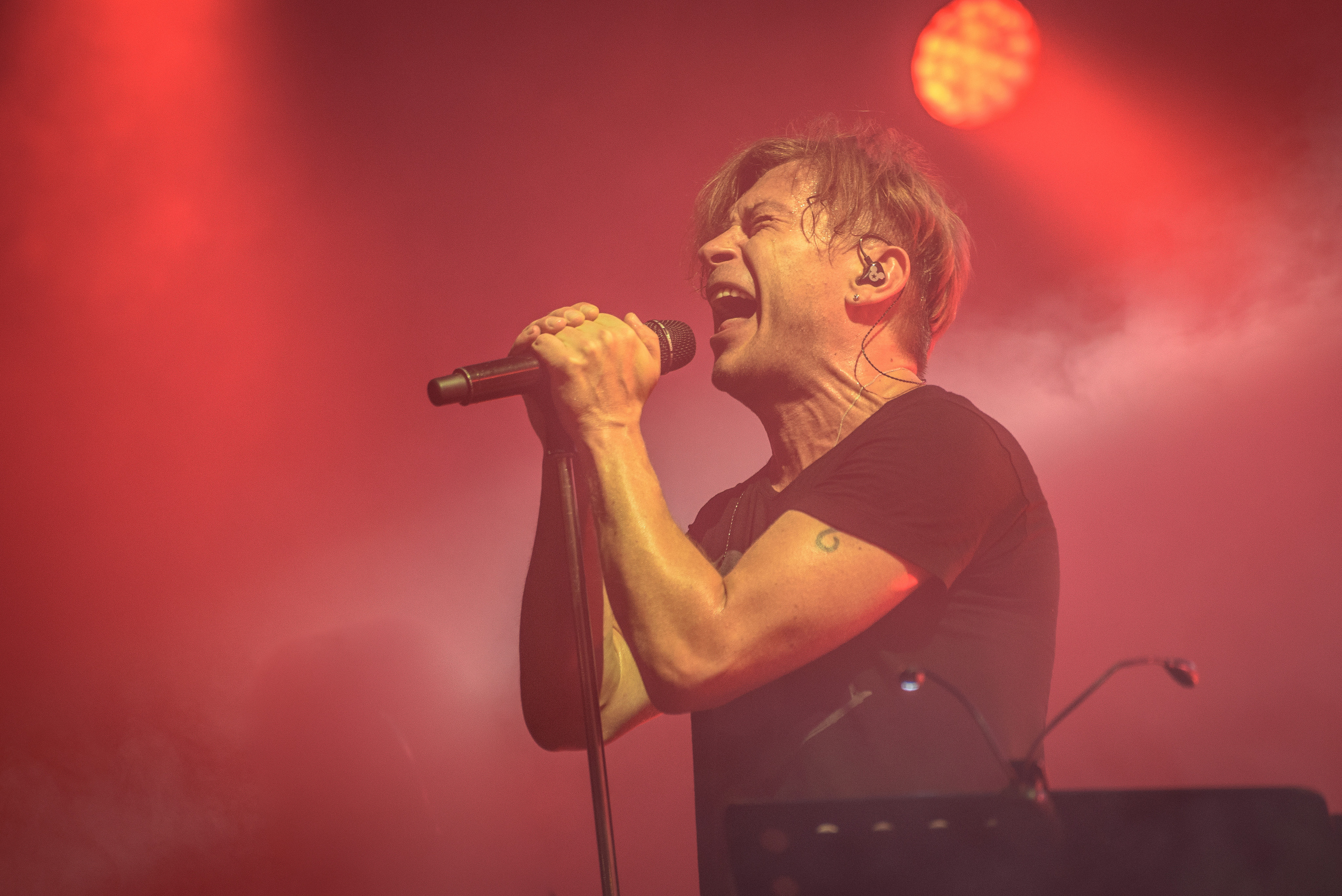 Лёва Би-2 кричит в микрофон во время исполнения