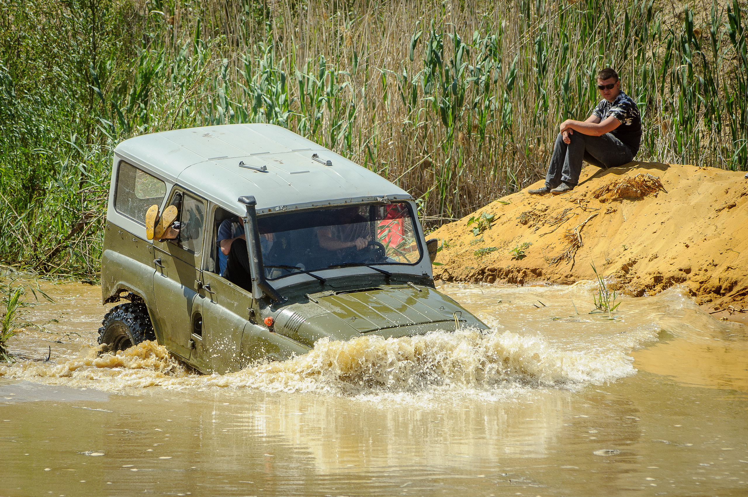 УАЗ заезжает в озеро, скрывшись в нём капотом