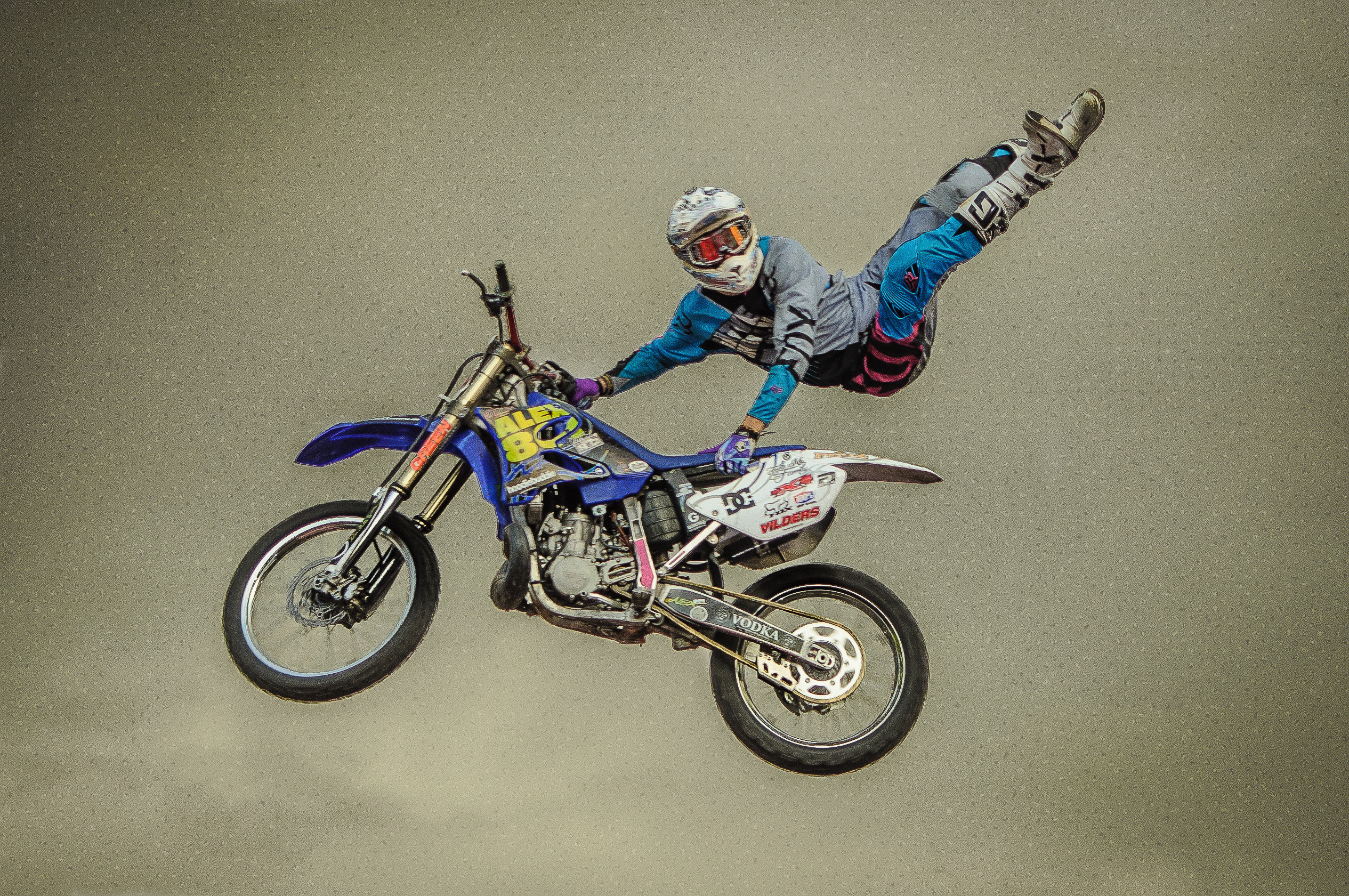 Каскадёр на мотоцикле в полёте во время выполнения трюка