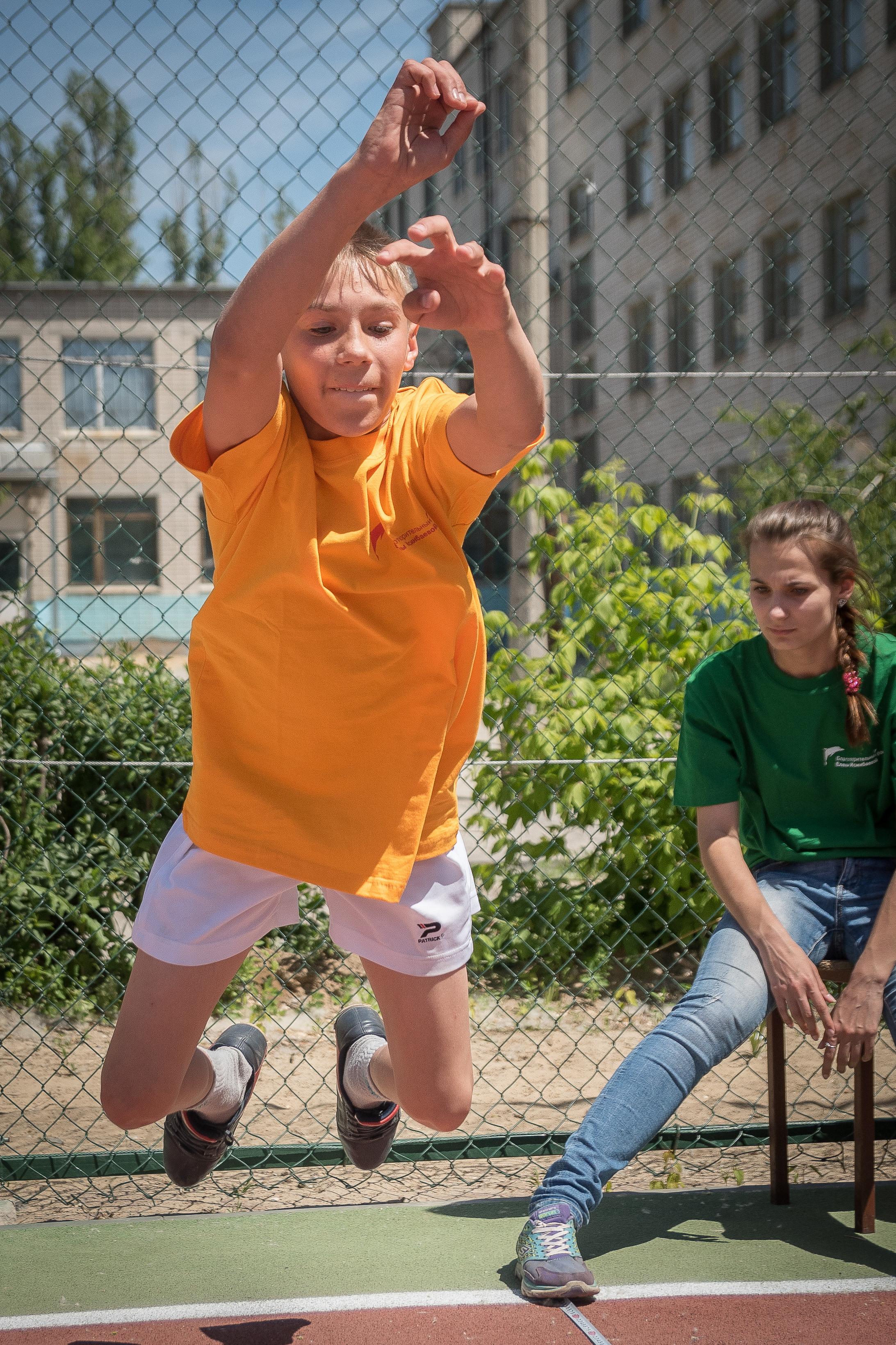 Спортсмен совершает прыжок в длину